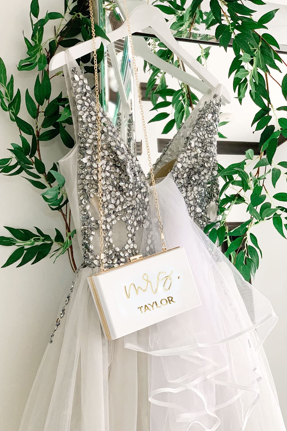 ModParty Mrs Personalized Clutch Purse - White & Gold Acrylic Bride Purse for Engagement, Bridal Shower & Honeymoon | Elegant Wedding Accessory with Removable Chain | Perfect for Bridal Parties, Bachelorette Events & Romantic Getaways