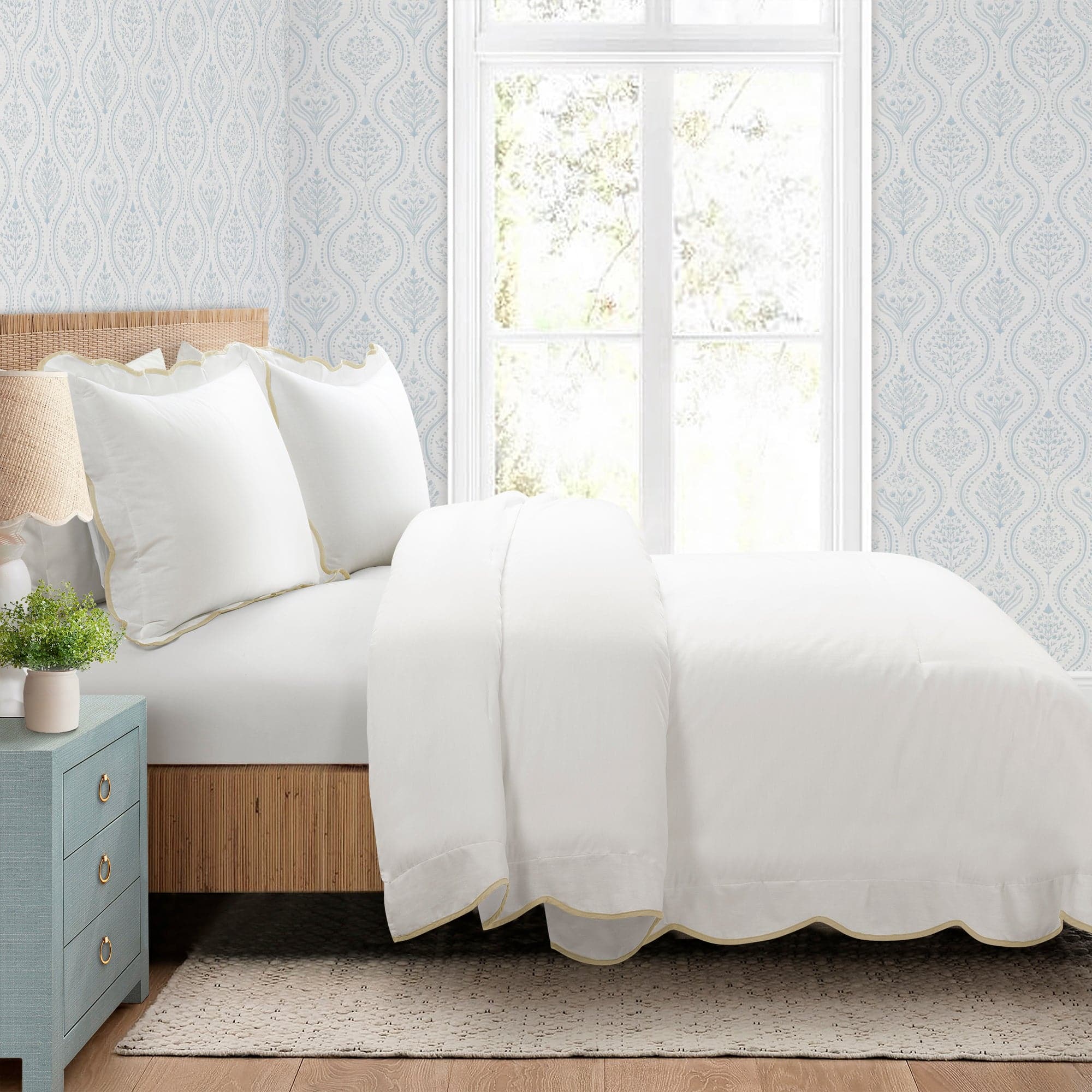 Coastal Chic Scalloped Edge 3-Piece Comforter Set - Queen Size Bedding with Duvet Cover & Pillow Shams - Perfect for Beach House, Guest Room or Master Bedroom Decor