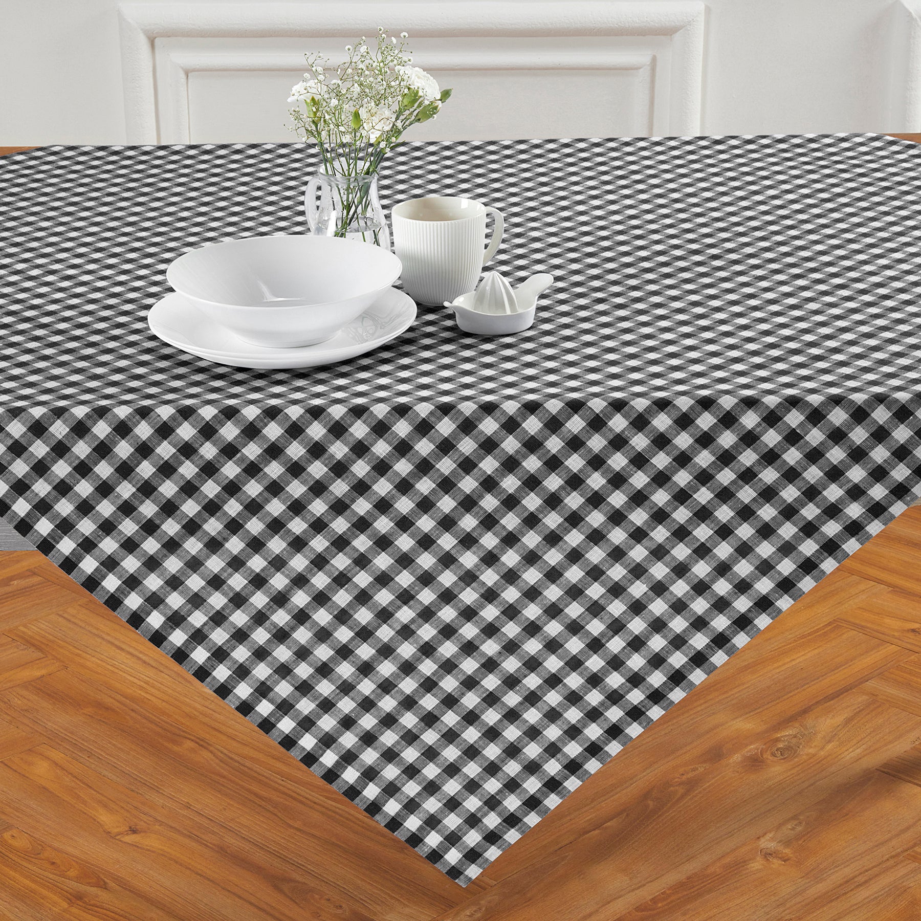 Classic Gingham Table Throw - Stylish Cotton Tablecloth for Dining, Picnics & Outdoor Events - Perfect for Kitchen, Party & Home Decor