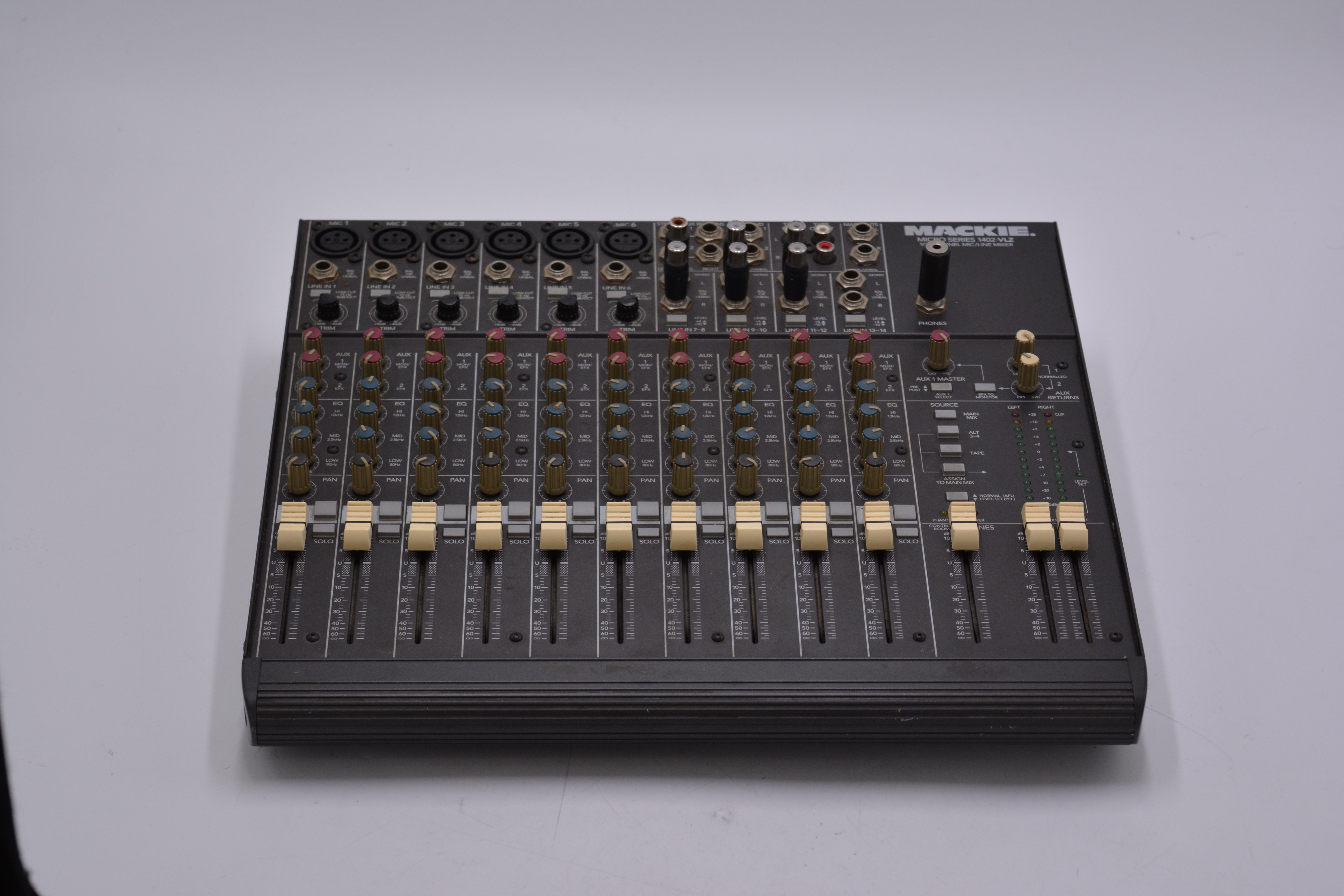 Mackie 1401VLZ 79623 Professional 14-Channel Analog Audio Mixer - Studio & Live Sound Mixing Board for Musicians, DJs & Recording - Perfect for Home Studios, Podcasting & Live Performances