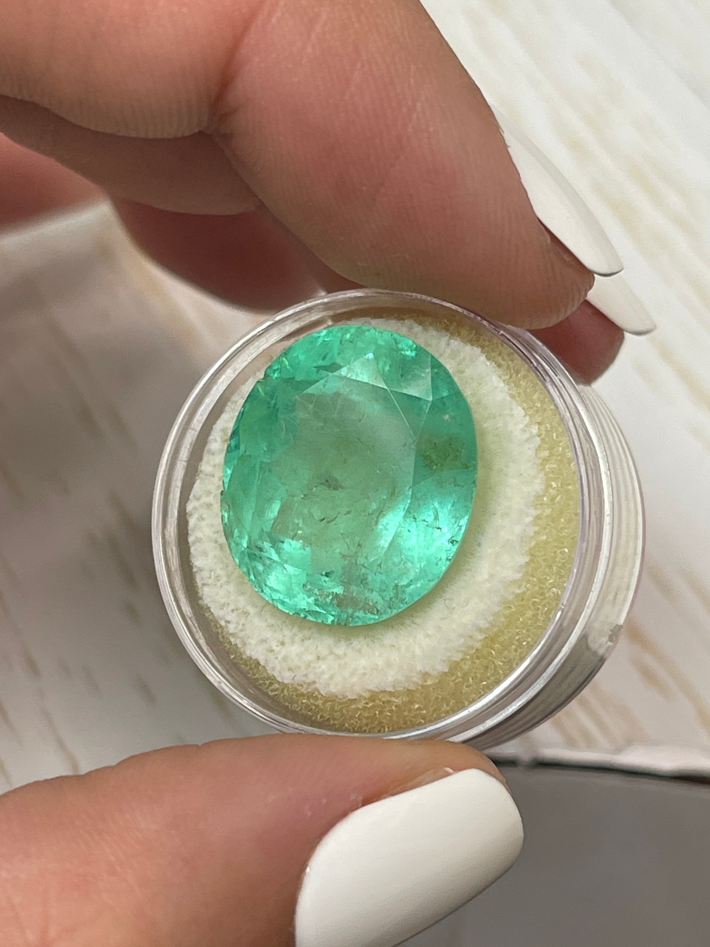 21.95 Carat Natural Colombian Emerald - Minty Green Oval Cut Loose Gemstone for Jewelry Making, Engagement Rings & Luxury Gifts