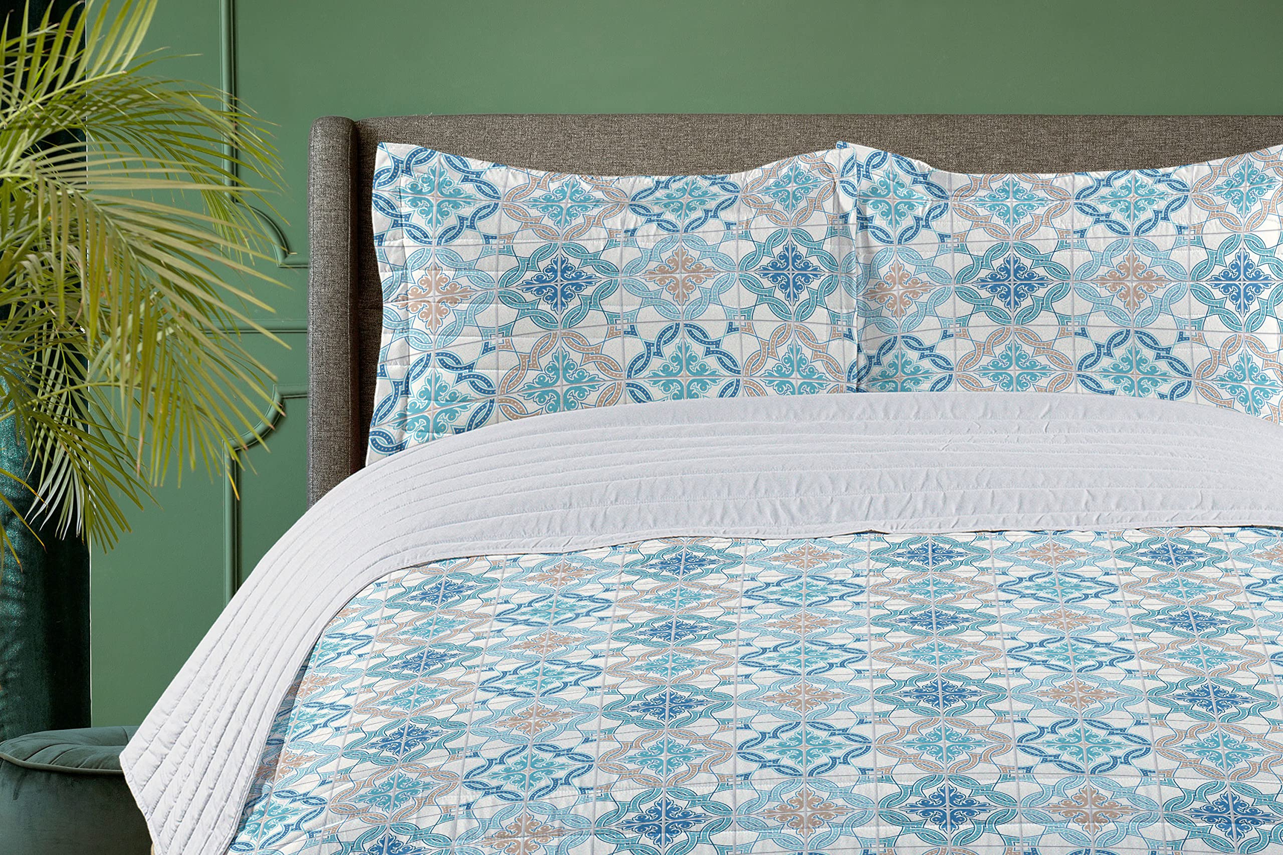 Ambesonne Quatrefoil Microfiber Bedspread Set - Modern Lisbon Pattern Inspired by Oriental Tiles, Soft Queen Size Bedding with Pillow Shams & Comforter in Blue, Tan & White | Perfect for Master Bedroom, Guest Room & Dorm Decor