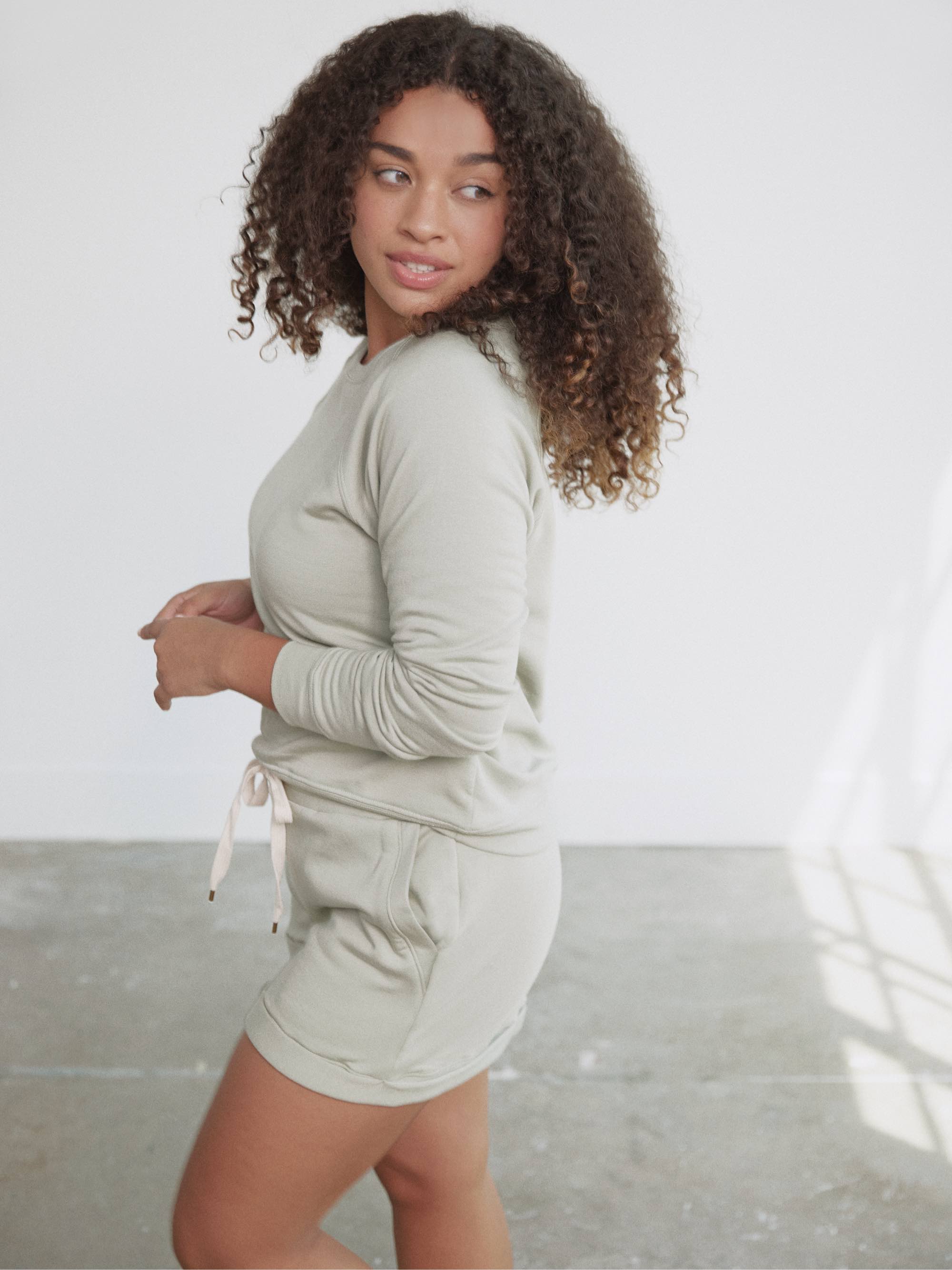 Cozy Fleece Crewneck Pullover Sweatshirt for Women & Men - Soft Winter Warm Pullover Hoodie - Perfect for Casual Outfits, Outdoor Activities & Lounge Wear
