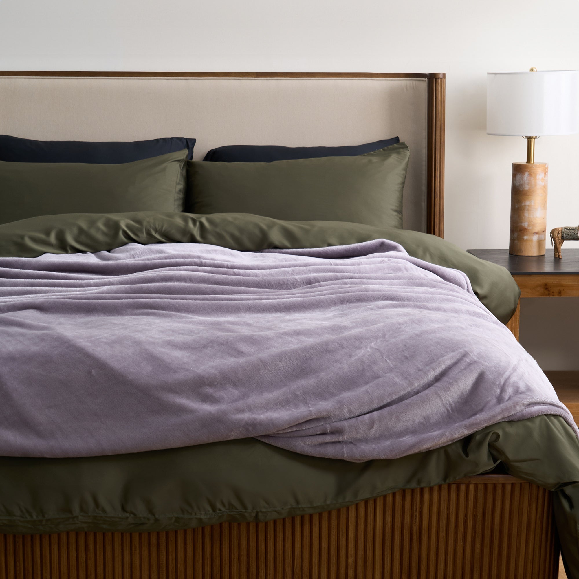 Soft & Cozy Velvet Flannel Blanket - Luxurious Warm Throw for Bed, Couch & Winter Nights - Perfect for Home Decor, Gifts & Cold Weather Comfort