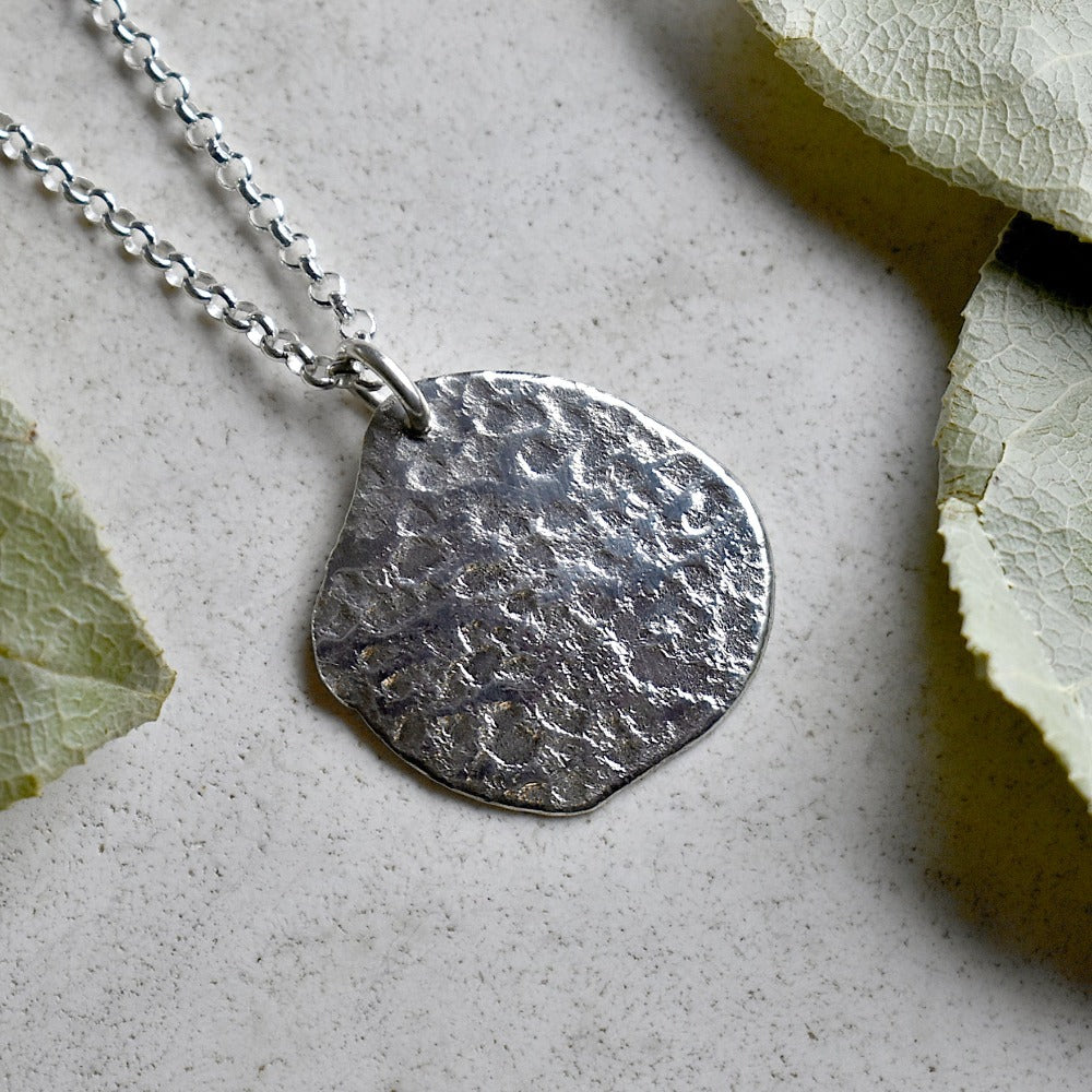 Stylish Concrete Pattern Pendant Necklace for Women - Trendy Geometric Jewelry for Everyday Wear & Special Occasions