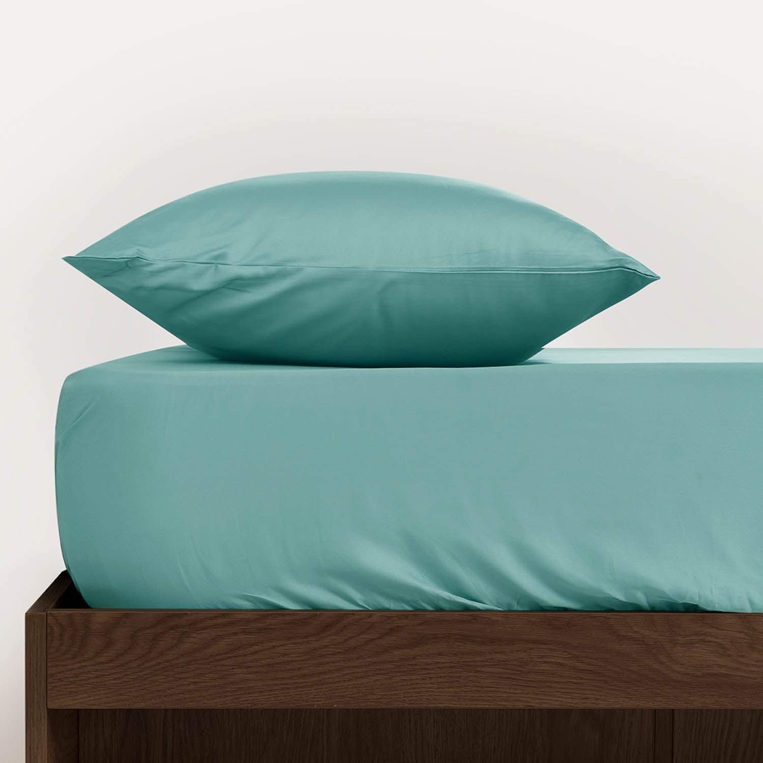 FURRFREE Bamboo Pillowcases - Pet Hair Repellent for Dogs & Cats | Hypoallergenic & Breathable | Perfect for Pet Owners & Allergy Sufferers | Bedroom & Home Decor