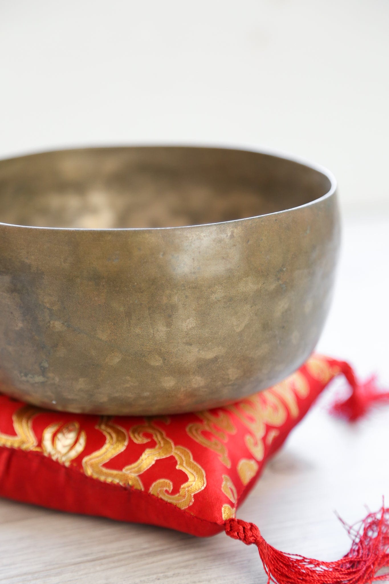 Antique Singing Bowl for Throat Chakra Healing - 193 Hz Sound Therapy Meditation Instrument for Yoga, Reiki & Spiritual Practice