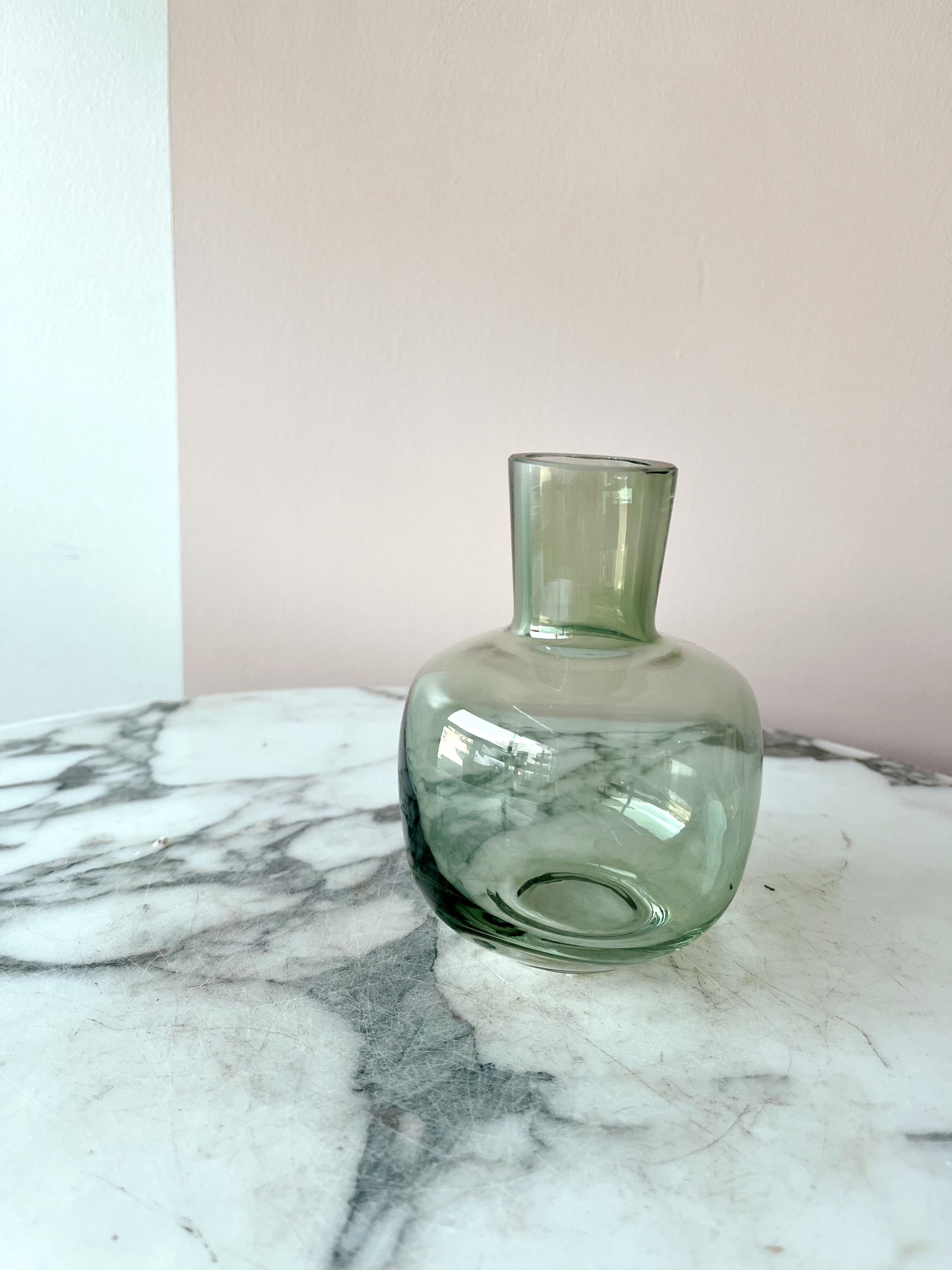 Elegant Green Glass Vase for Home Decor - Perfect for Fresh Flowers, Centerpieces & Modern Interior Design