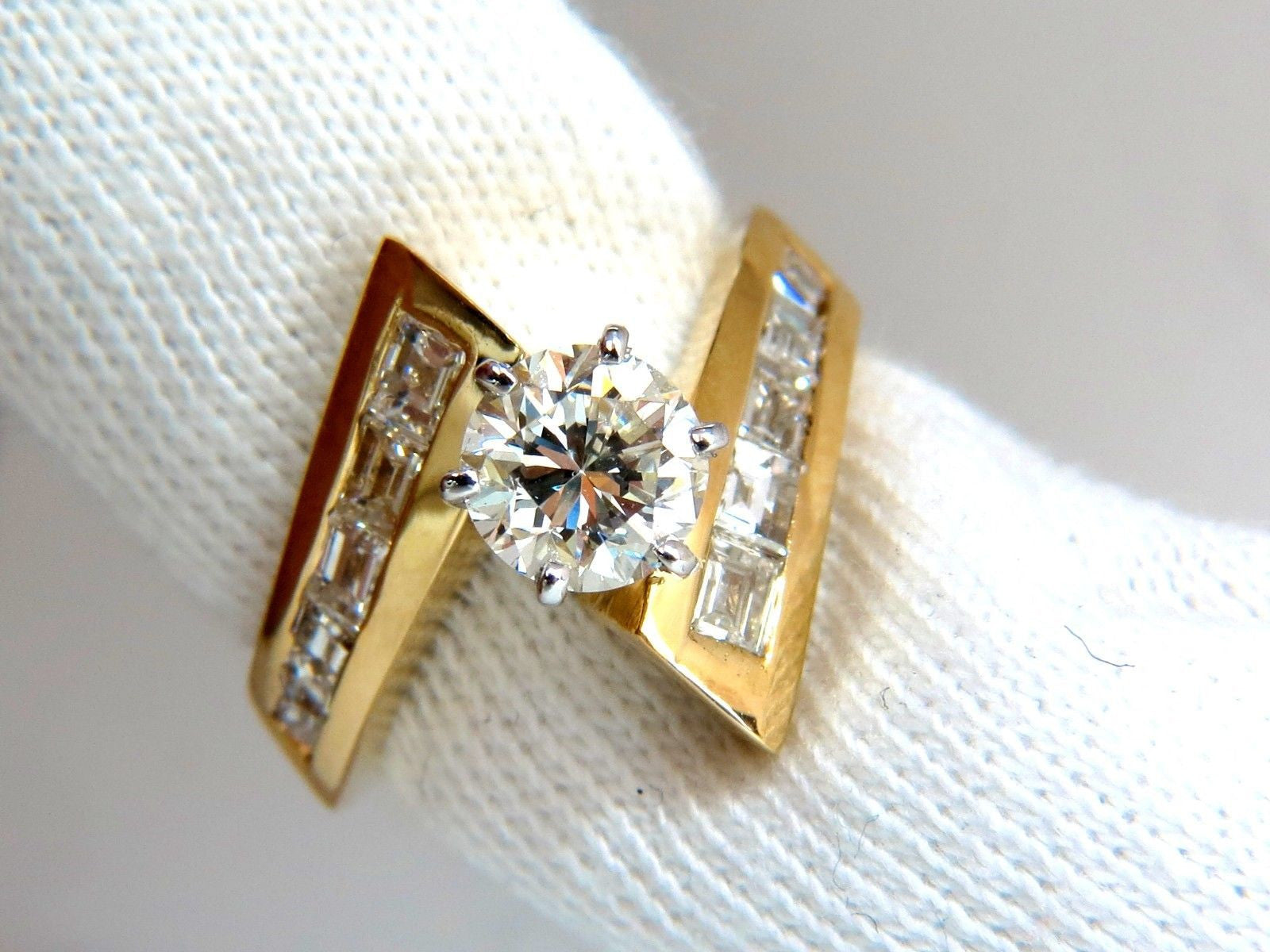2.06CT GIA Certified Round Diamond Crossover Ring with Baguettes in 14KT Gold - VVS Clarity for Engagement, Wedding & Special Occasions