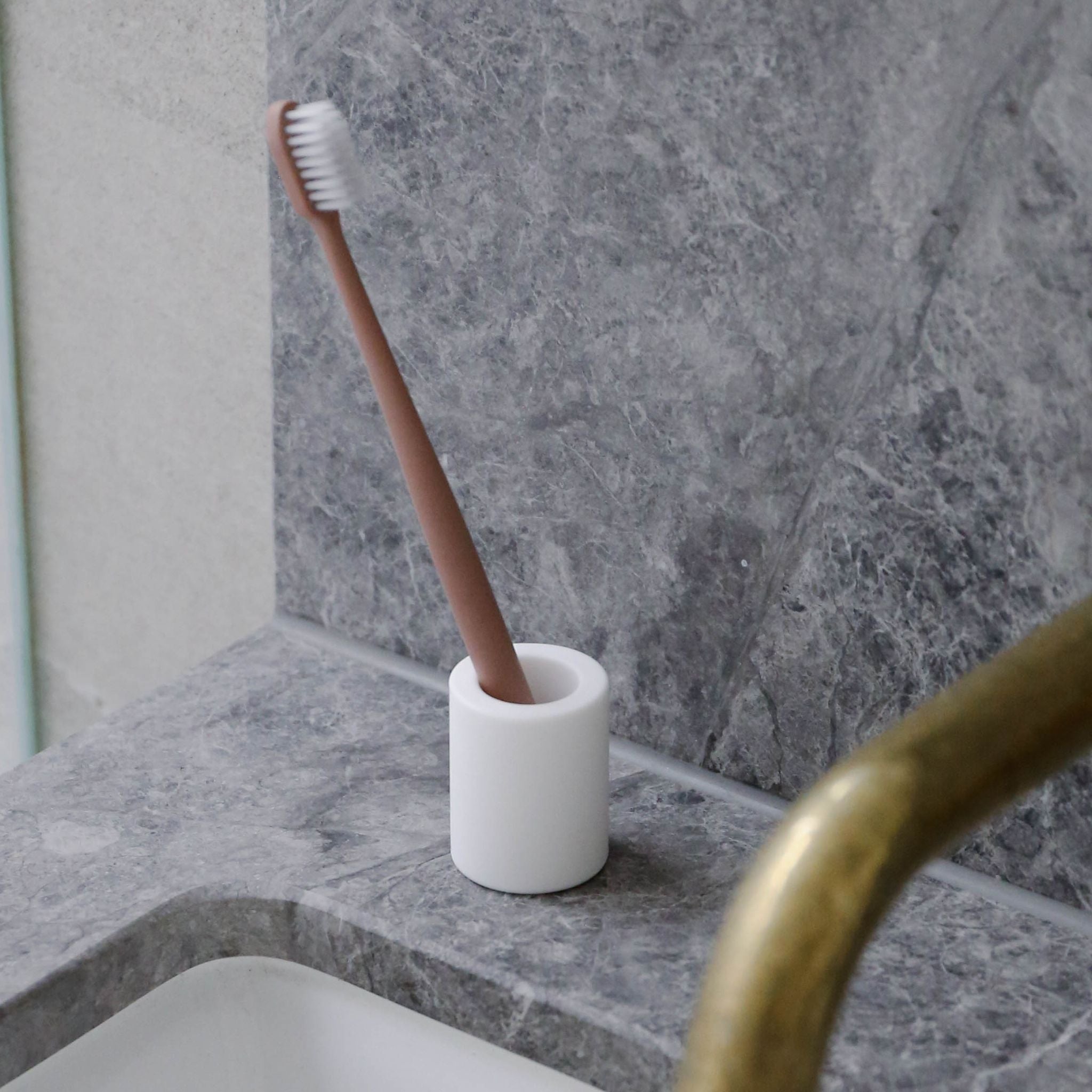 DESIGNSTUFF White Toothbrush Holder - Stylish Bathroom Organizer for Toothbrushes & Accessories | Perfect for Home, Office, or Travel