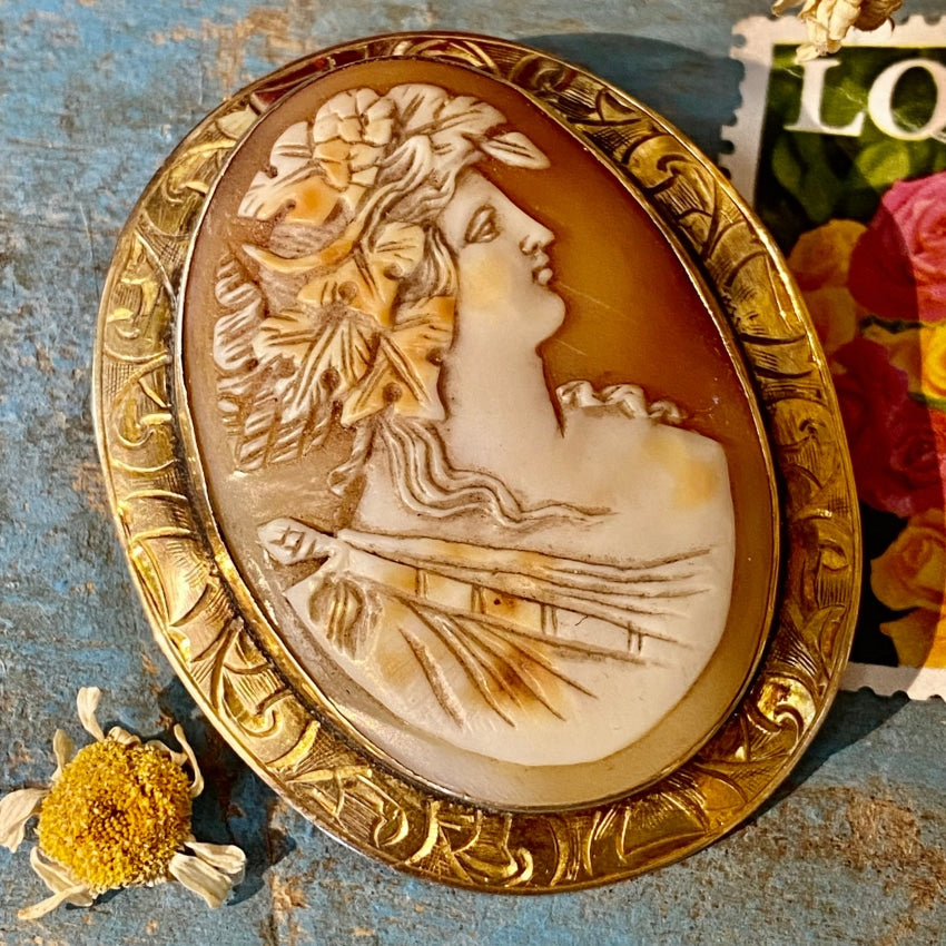 Exquisite Italian Hand-Carved Cameo Brooch in 10K Yellow Gold - Vintage Jewelry for Women, Perfect for Weddings, Anniversaries & Special Occasions
