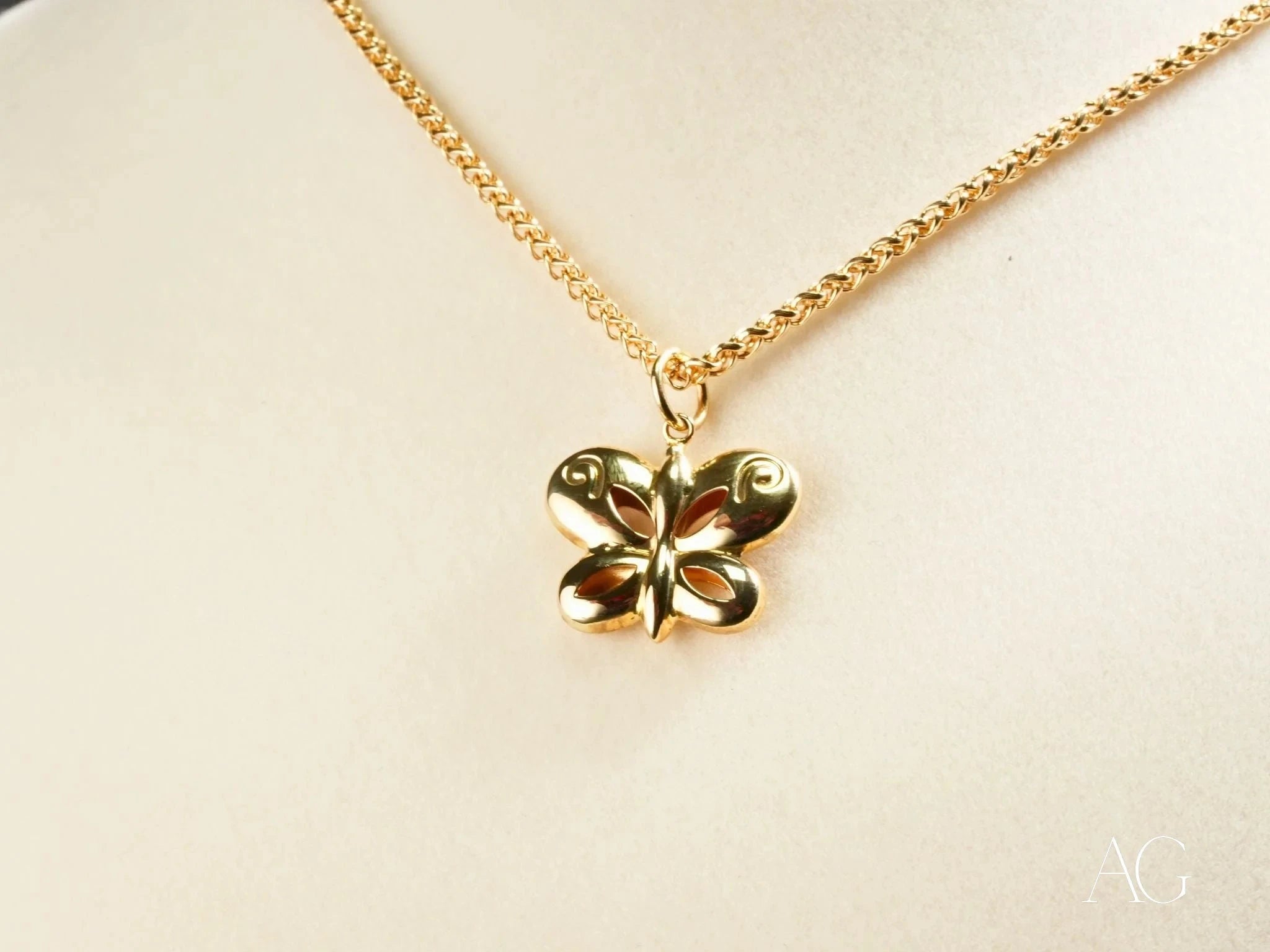 Golden Flutter Butterfly Pendant Necklace - Elegant 14K Gold Plated Jewelry for Women, Perfect for Valentine's Day Gifts & Special Occasions