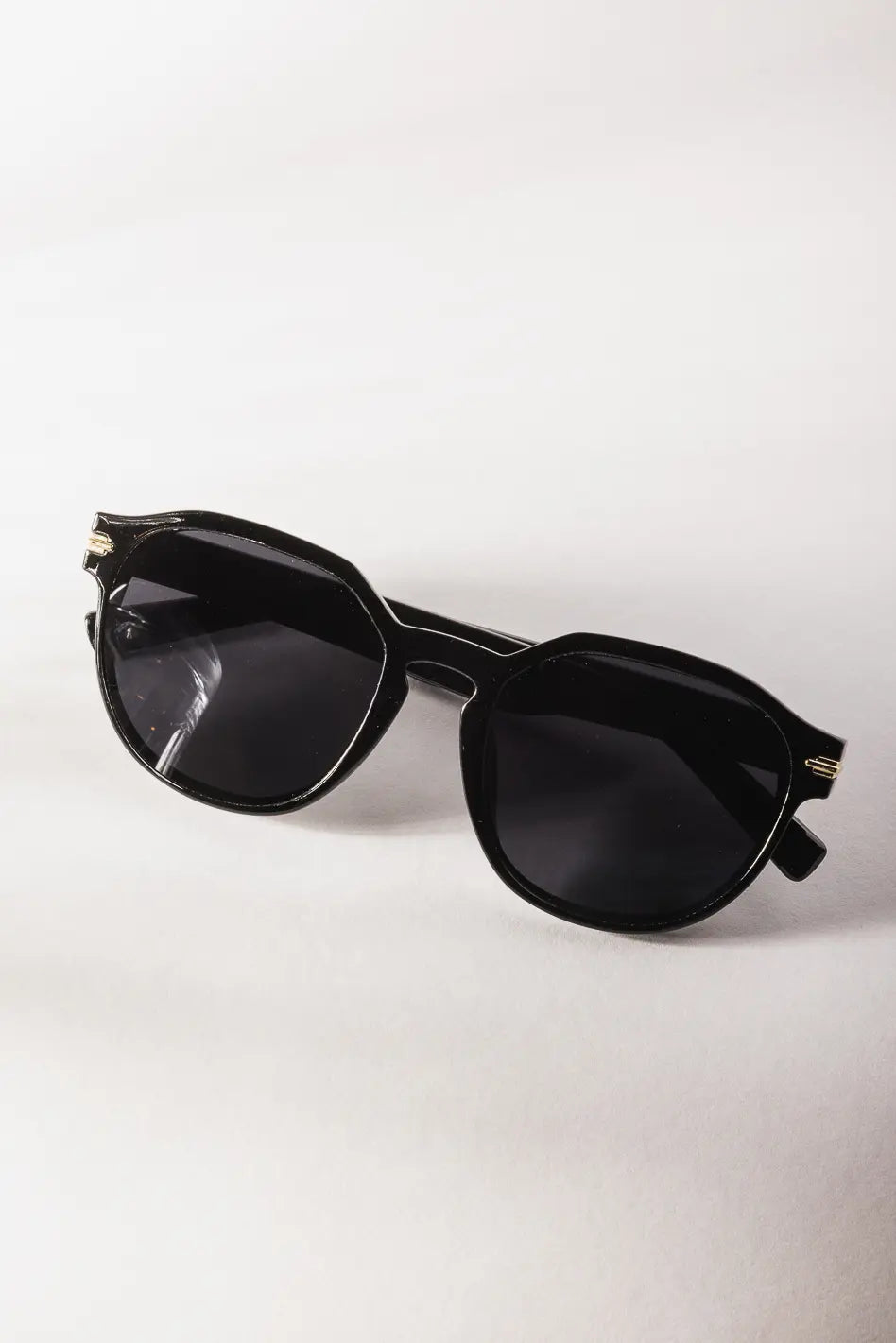 Black Madolin Sunglasses for Women & Men - UV Protection, Polarized, Fashionable - Perfect for Driving, Beach, Outdoor Activities