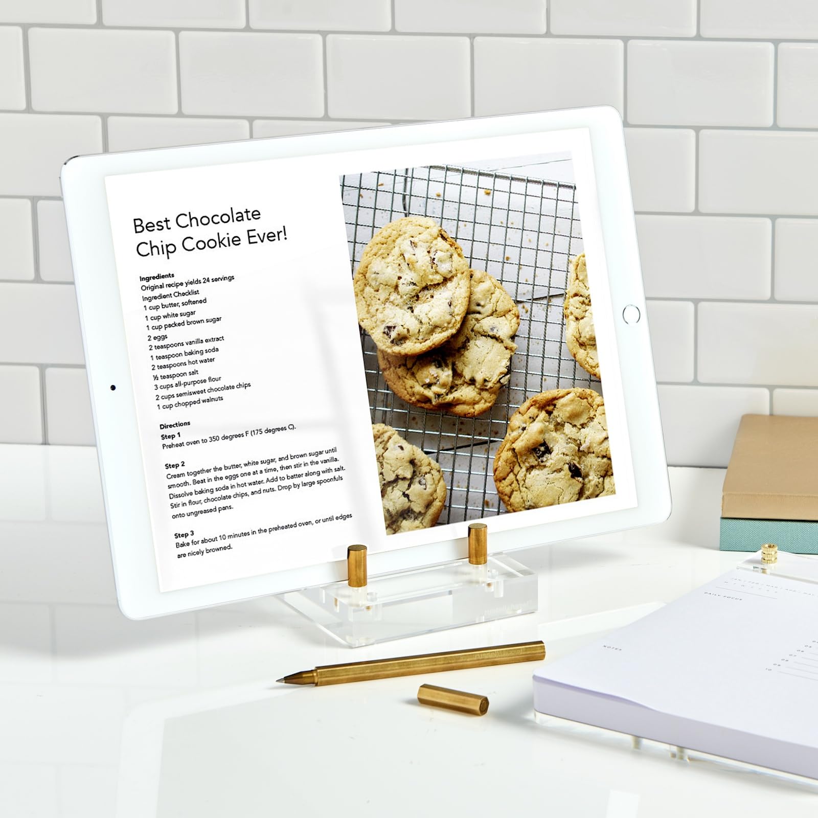 Russell+Hazel Adjustable Acrylic Easel Stand - Gold Pegs for Displaying 4x6 Pictures, Phones & Art - Clear Modern Photo Holder with Gold Accents - Perfect for Home Decor, Office Desk or Gift Giving