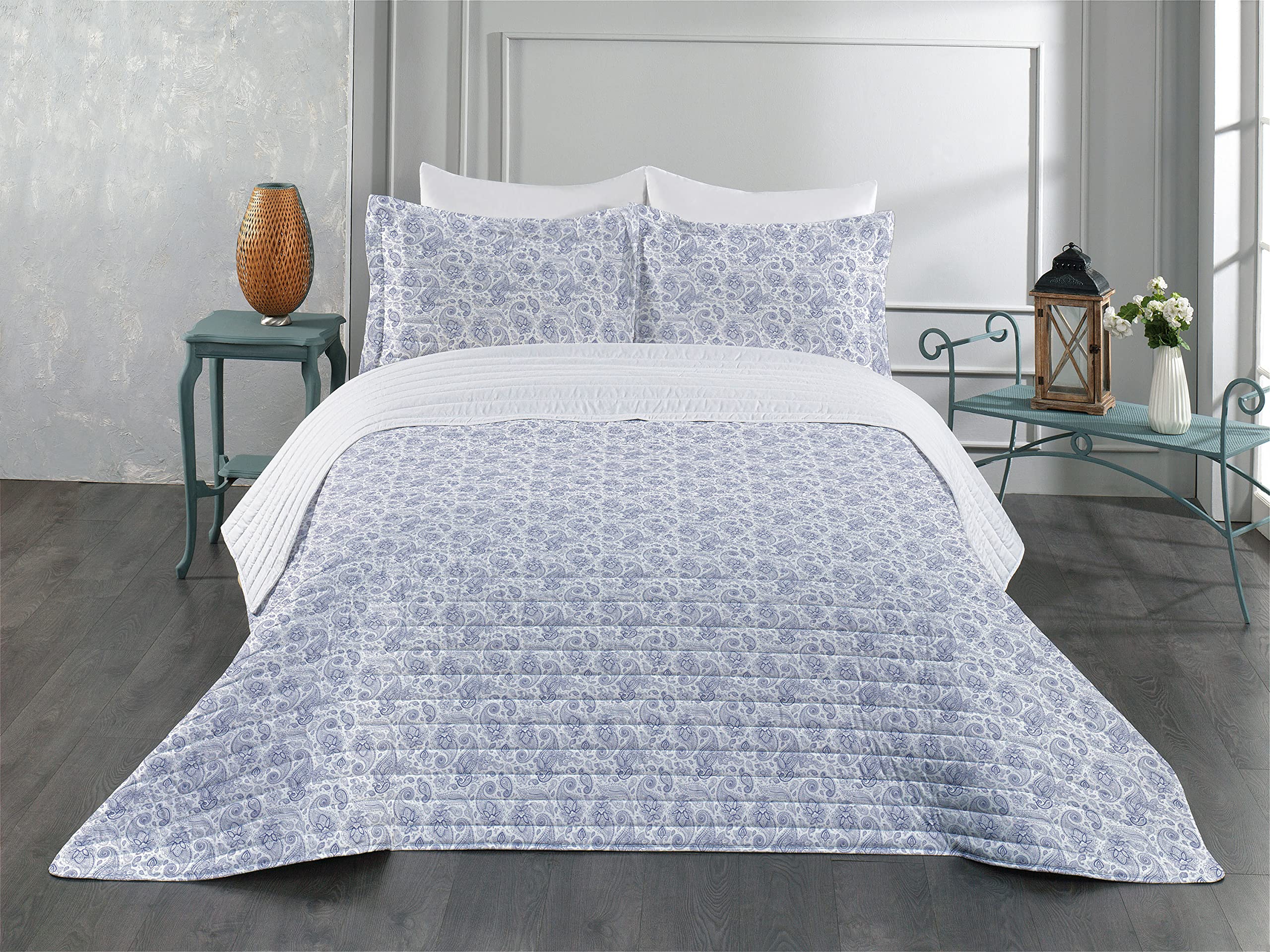 Ambesonne Paisley Microfiber Bedspread Set - Abstract Hand-Drawn Floral Pattern with Leaves & Buds | Soft King Size Bedding Set with Pillow Shams & Comforter in Black & White | Perfect for Modern Bedroom Decor & Guest Room Styling