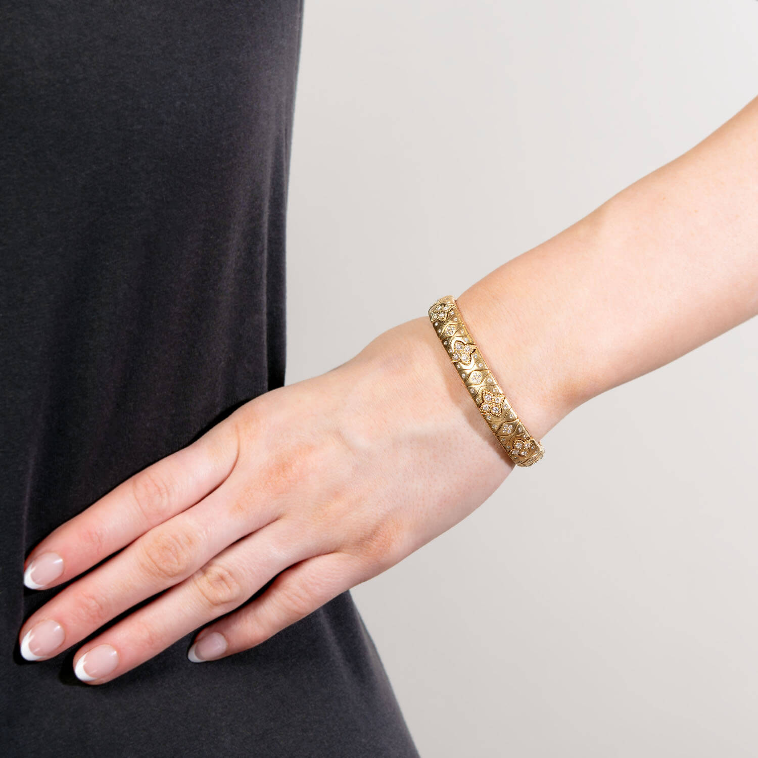 Roberto Coin 18K Gold Diamond Royal Princess Flower Flexible Cuff Bracelet for Women | Elegant Jewelry Gift for Anniversary, Wedding & Special Occasions | Perfect for Evening Parties, Date Nights & Formal Events