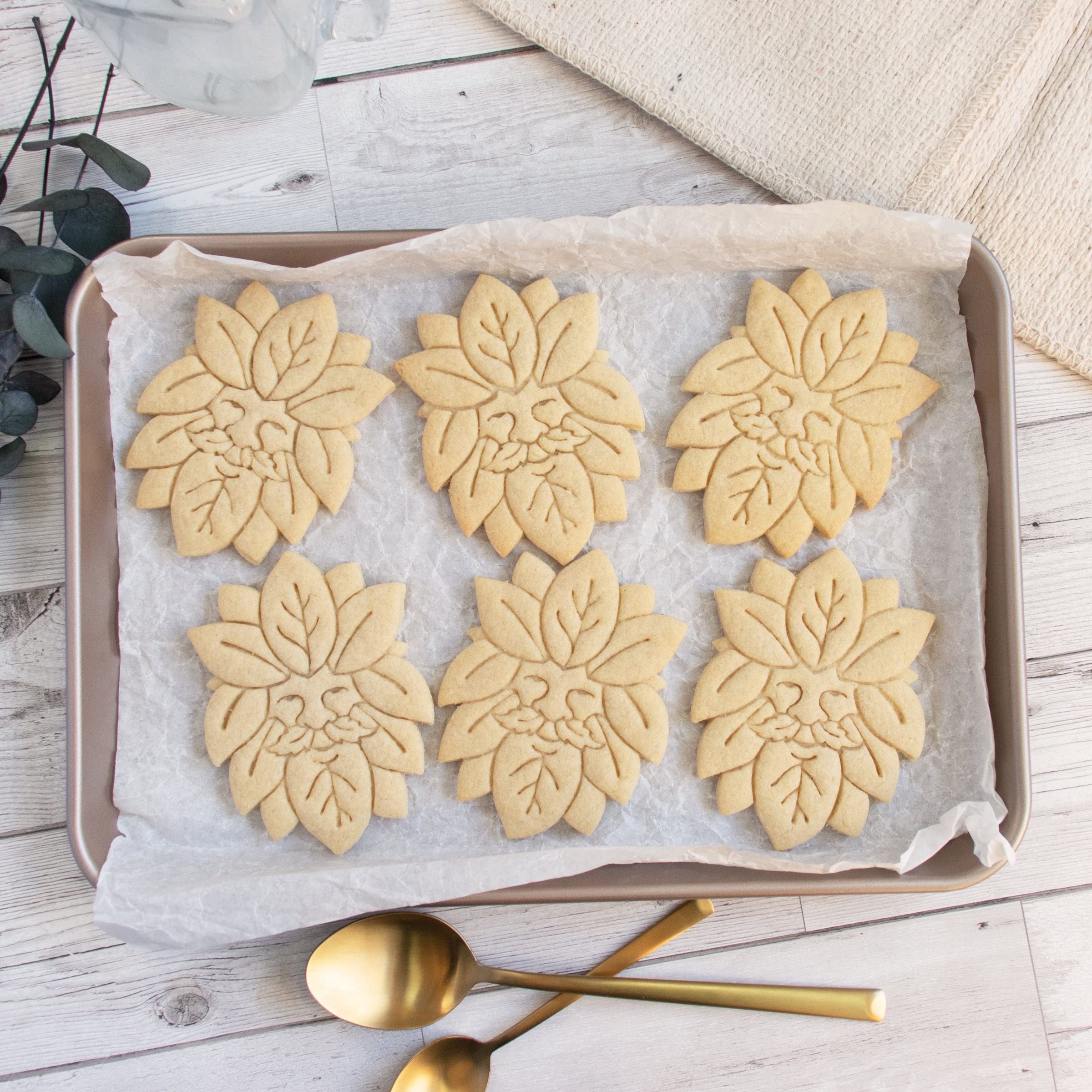 Green Man Leaf-Shaped Cookie Cutter - 1 Piece Stainless Steel Baking Tool for Nature-Themed Cookies | Perfect for Halloween, Christmas & Eco-Friendly Party Decorations