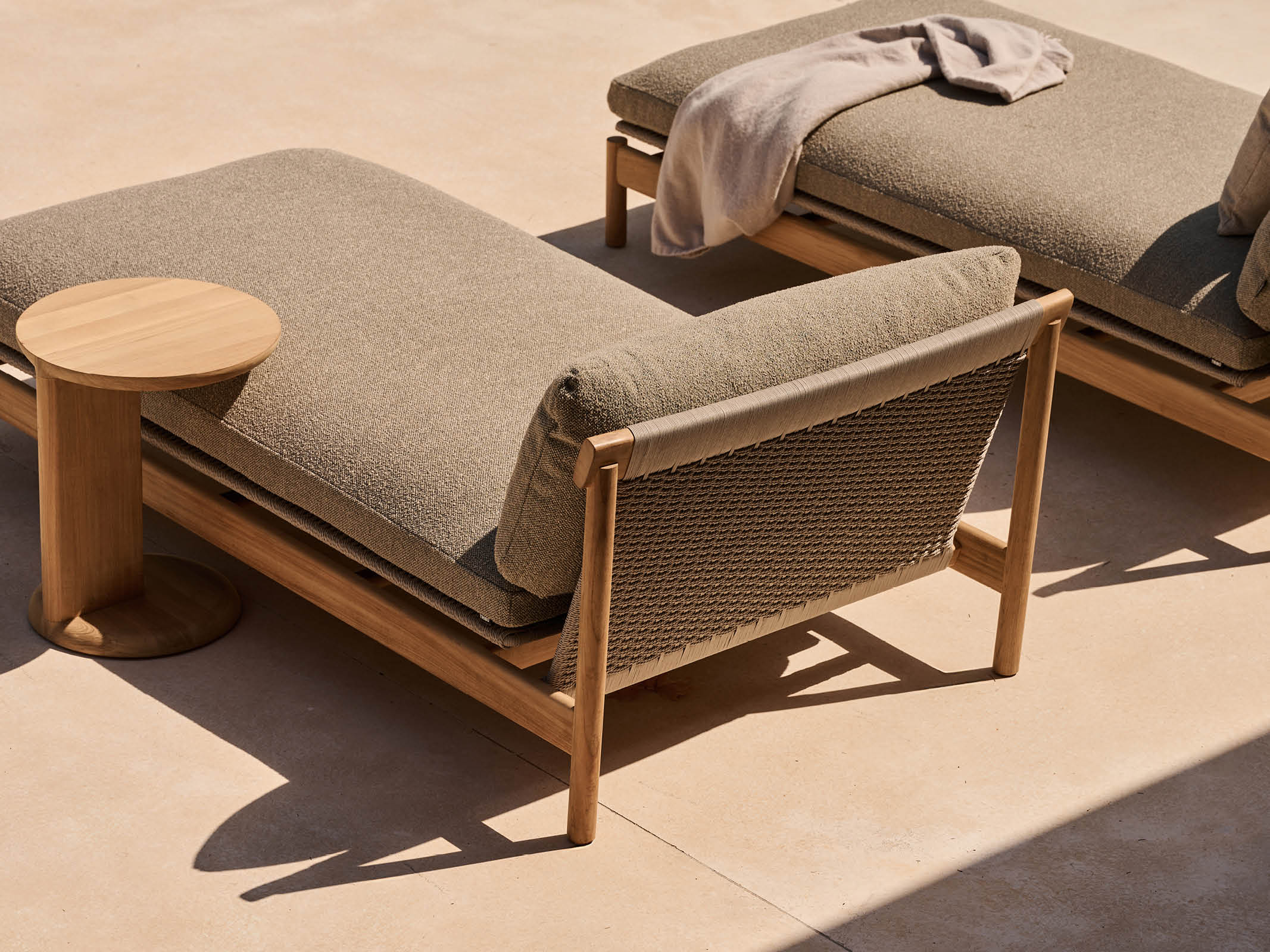 Luxury Amanu Daybed - Modern Sofa Bed for Living Room, Guest Room & Small Spaces - Perfect for Lounging, Napping & Extra Sleeping Space