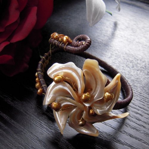 Natural MOP Shell Bracelet with Freshwater Cultured Pearls - Elegant Pearl Cuff Bangle for Women - Perfect for Weddings, Parties & Special Occasions