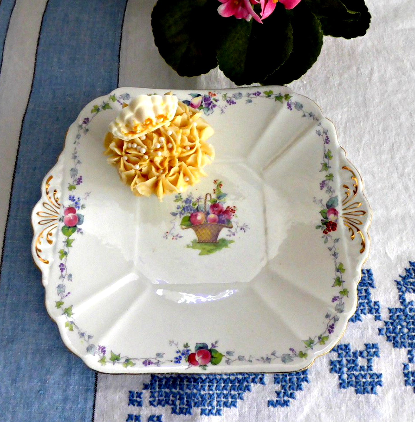 Vintage Shelley Hampton Court Lugged Cake Plate - Elegant Sandwich Server for Afternoon Tea, Desserts & Party Serving (1920s Inspired) - Perfect for Bridal Showers, High Tea Events & Vintage Tableware Collections