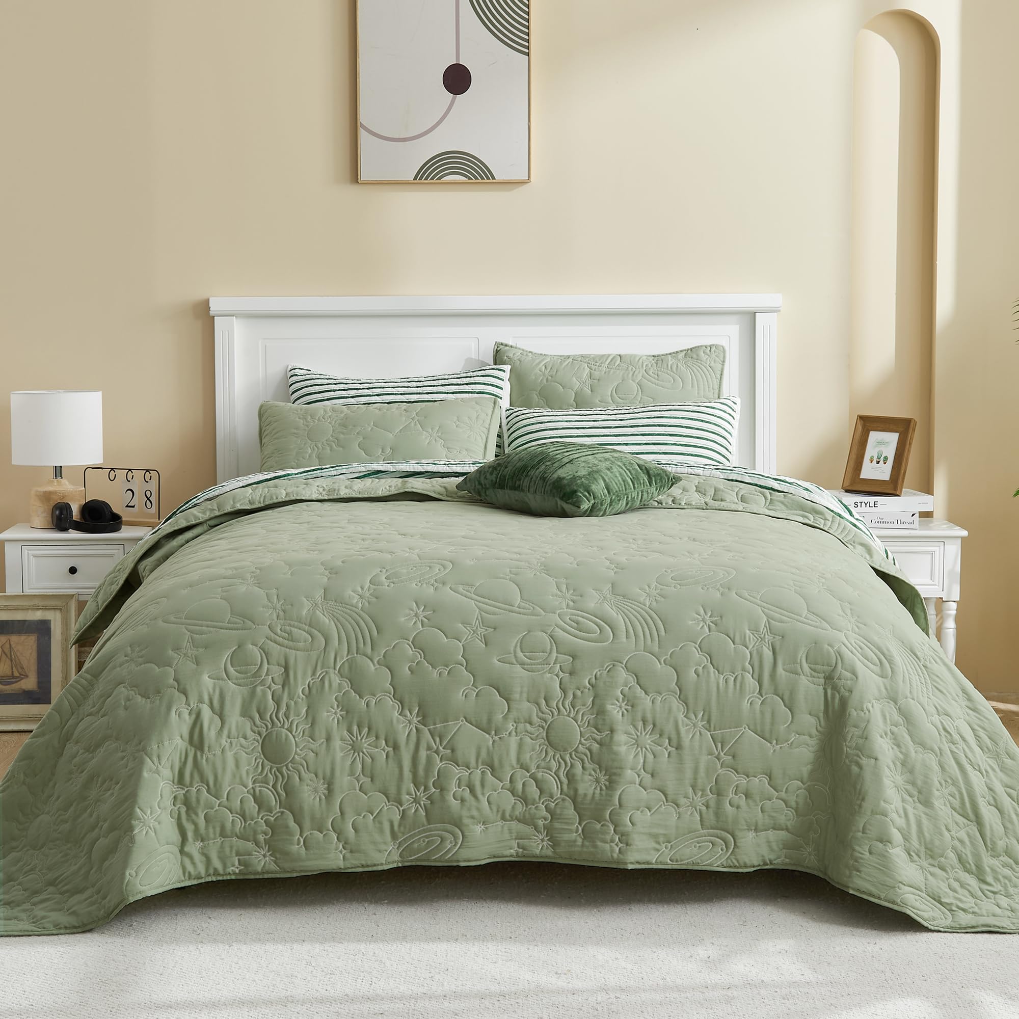 SHALALA NEW YORK Sage Green Quilt Bedding Set Queen Size - Lightweight Summer Quilt with Reversible Celestial Stitching & Pillow Shams | All-Season Bedspread Coverlet for Master Bedroom, Guest Room & Dorm Decor