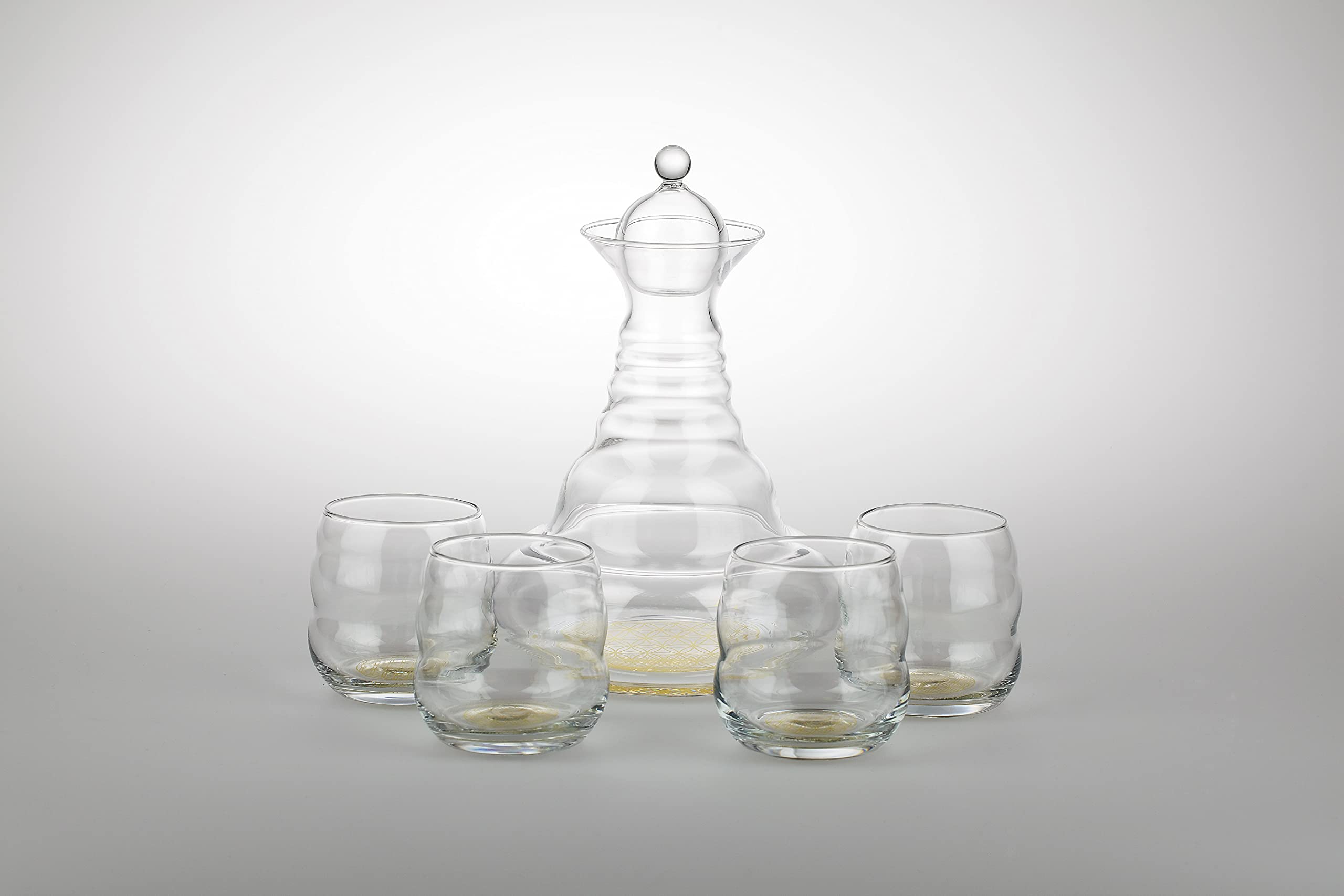 Natures Design Aladdin Carafe Gold 1.3 Liter with 4 Mythos Gold Cups - Elegant Glass Pitcher Set for Water, Juice & Iced Tea - Perfect for Parties, Weddings & Home Decor