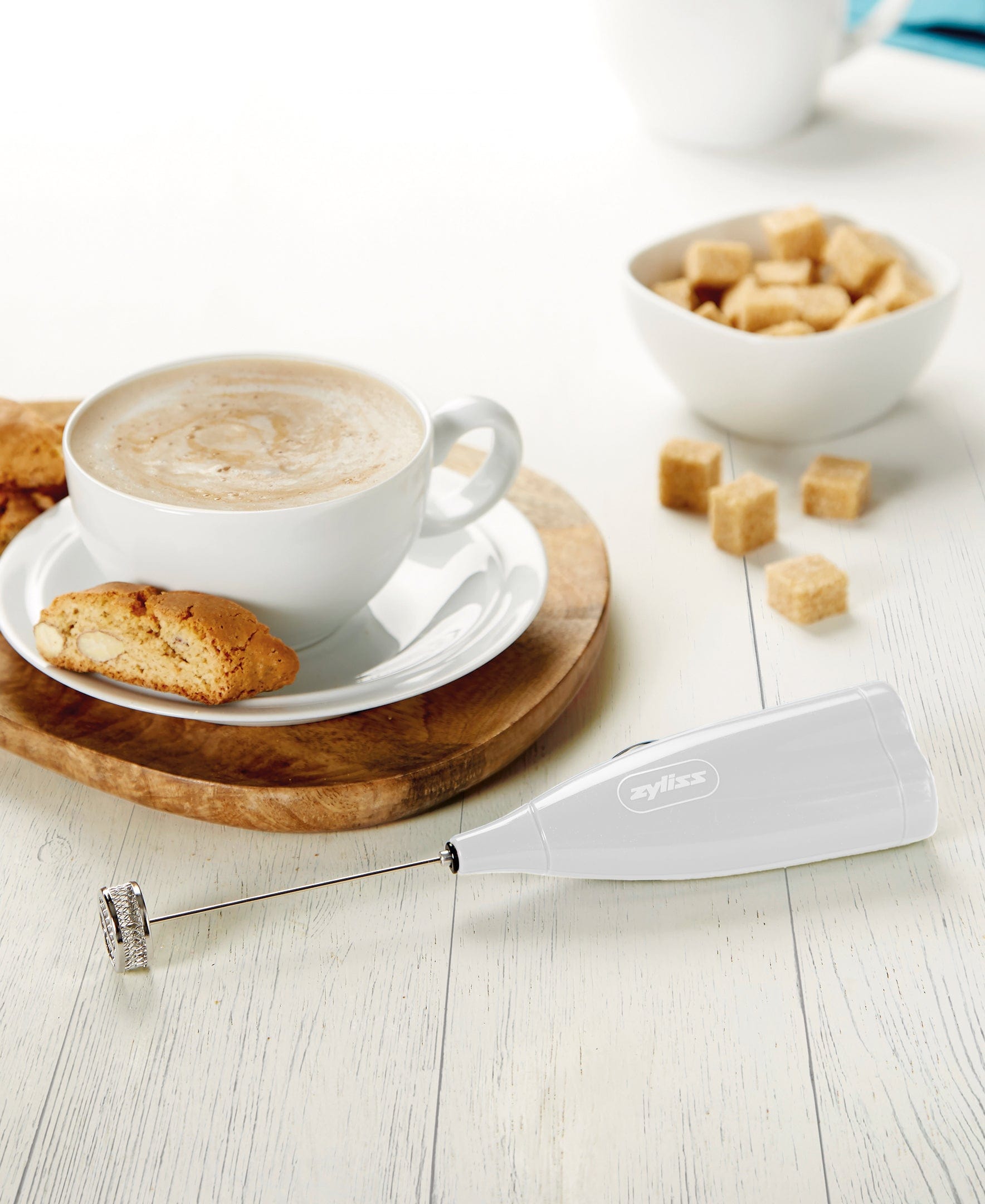 Zyliss Handheld Electric Milk Frother - Fast & Quiet Battery Operated Frother for Coffee, Latte, Cappuccino, Hot Chocolate & Matcha - Perfect for Home, Office & Travel Use