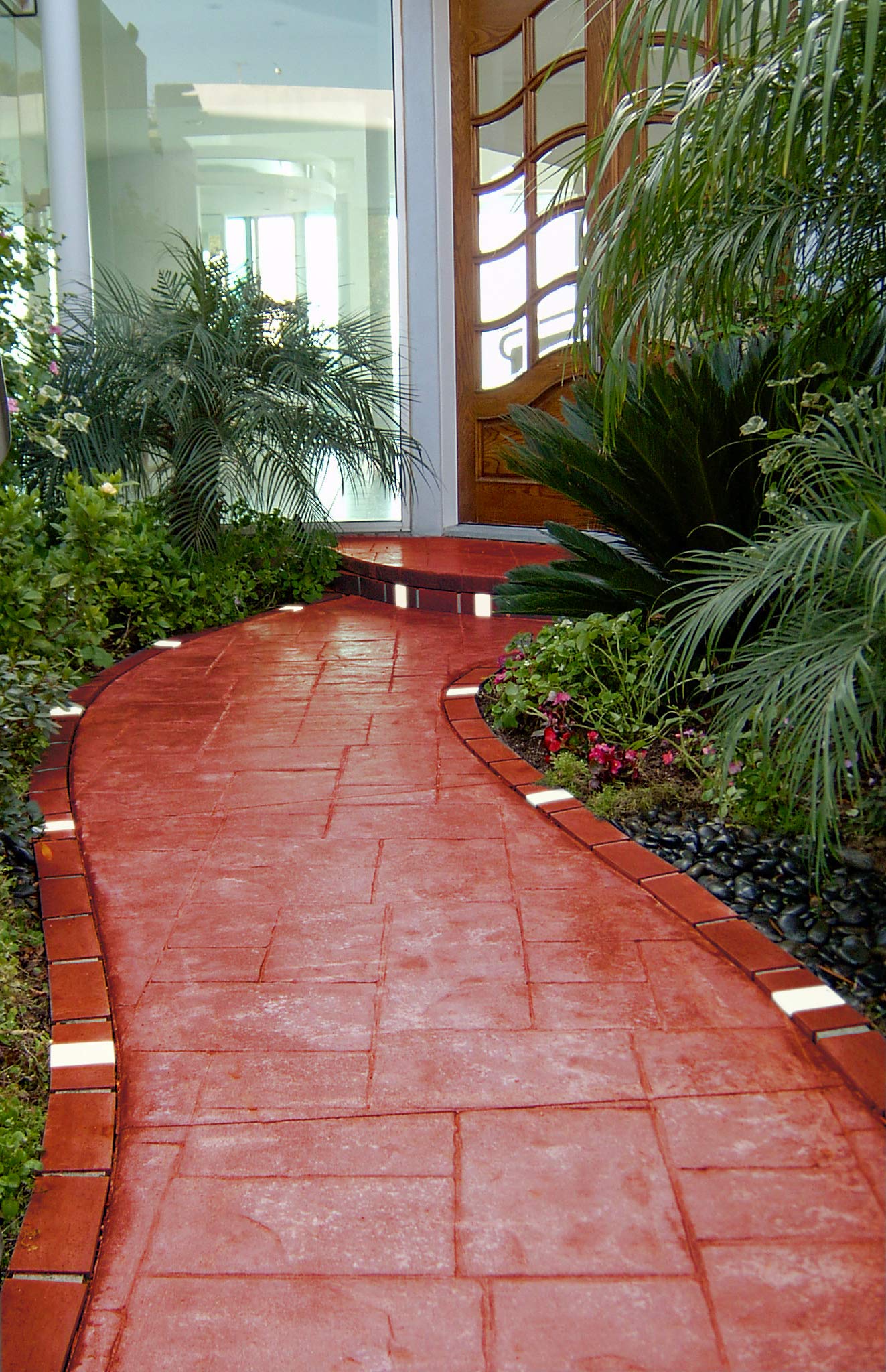 Decorative Plastic Brick Edging with 4 Built-In Solar Lights - 20-Foot Landscape Border Kit in Terra Cotta Orange (Argee RG820S) for Garden Pathways, Flower Beds & Yard Decor