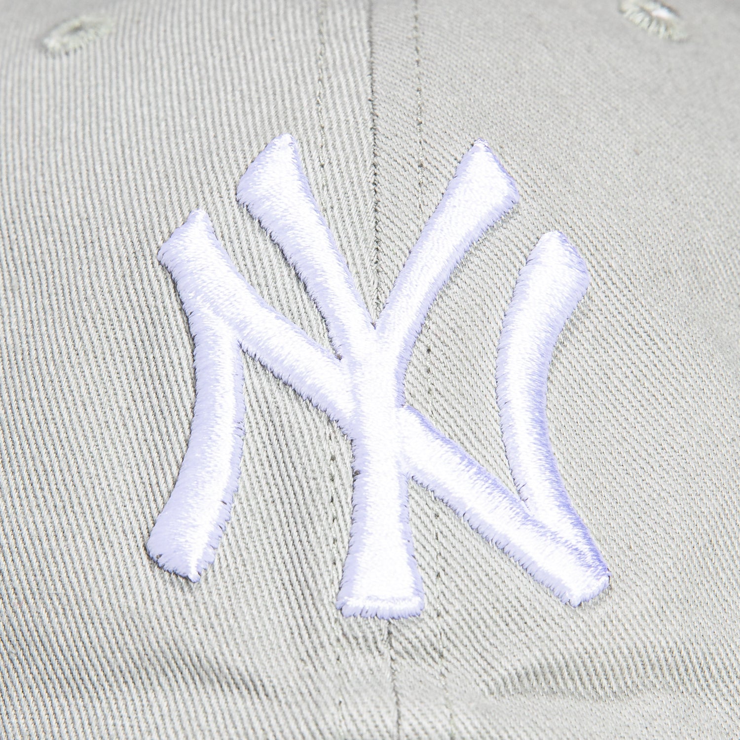 47 Brand New York Yankees Cleanup Adjustable Baseball Cap - Gray & White | Stylish & Comfortable for Games, Outdoor Activities & Everyday Wear