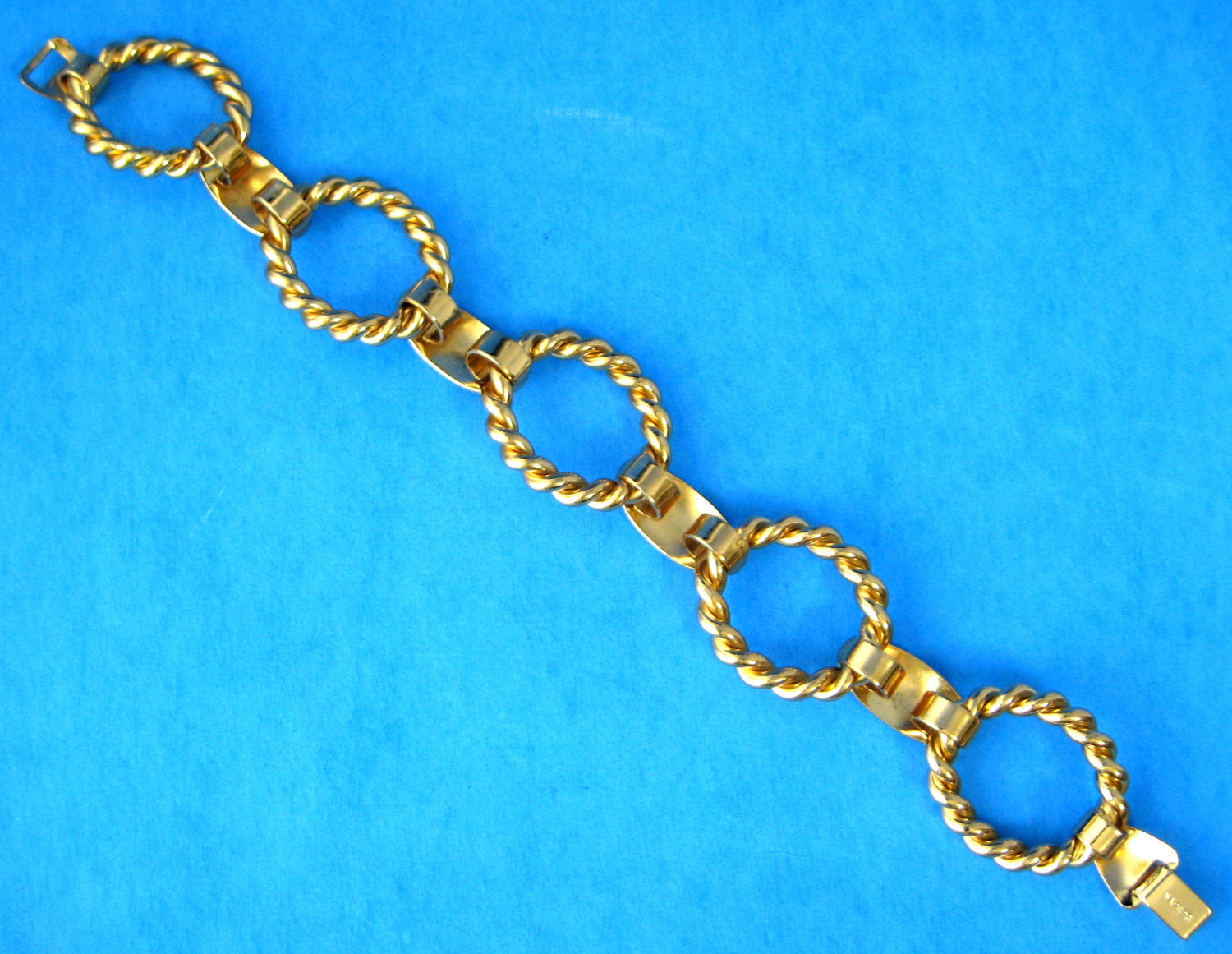 Vintage 1980s Napier Twisted Link Chunky Bracelet - Gold Plated Signed Oval Links for Women | Perfect for Retro Fashion, Parties & Gift Giving
