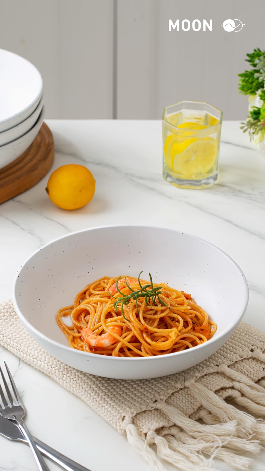 Famiware 8.75 Inch White Ceramic Pasta Bowls Set of 4 - Large Microwave & Dishwasher Safe Salad Serving Bowls for Dinner, Pasta, Soup & Dessert - Perfect for Family Meals, Entertaining & Restaurant Use