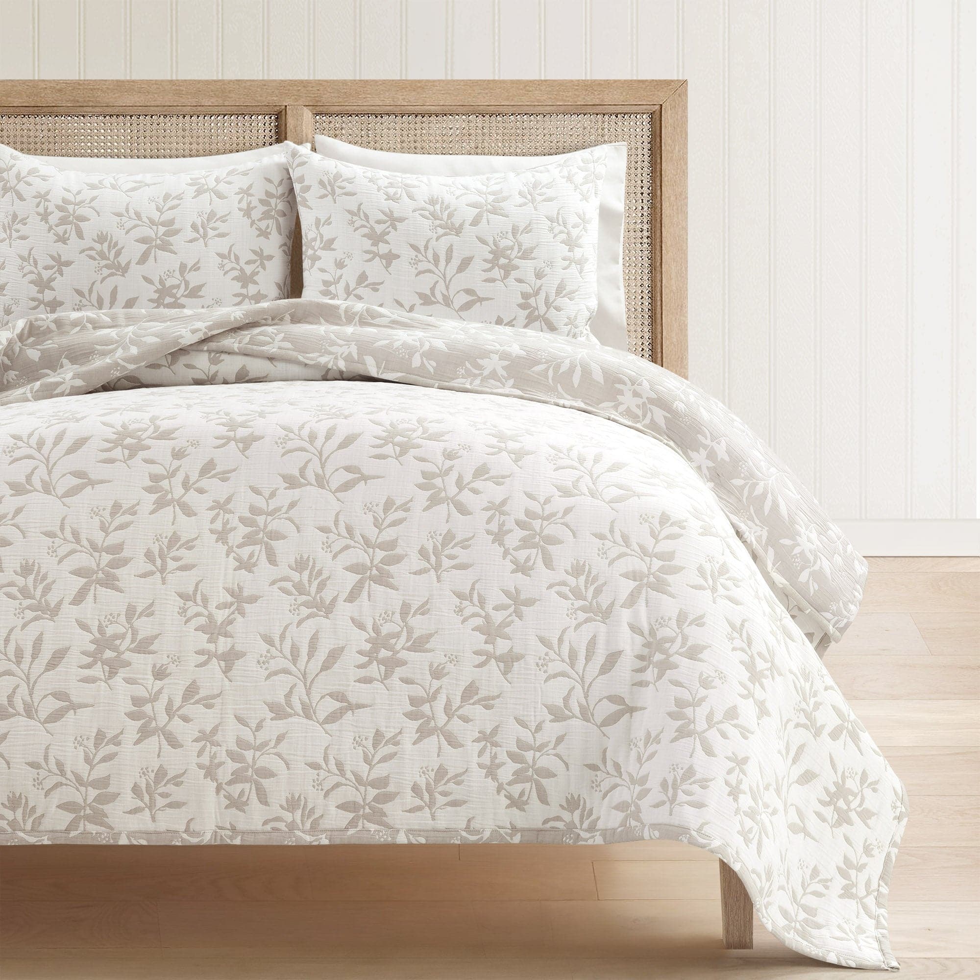 Floral Jacquard Reversible Soft Matelassé 3-Piece Quilt Set - Queen Size Bedding for Cozy Bedroom Decor