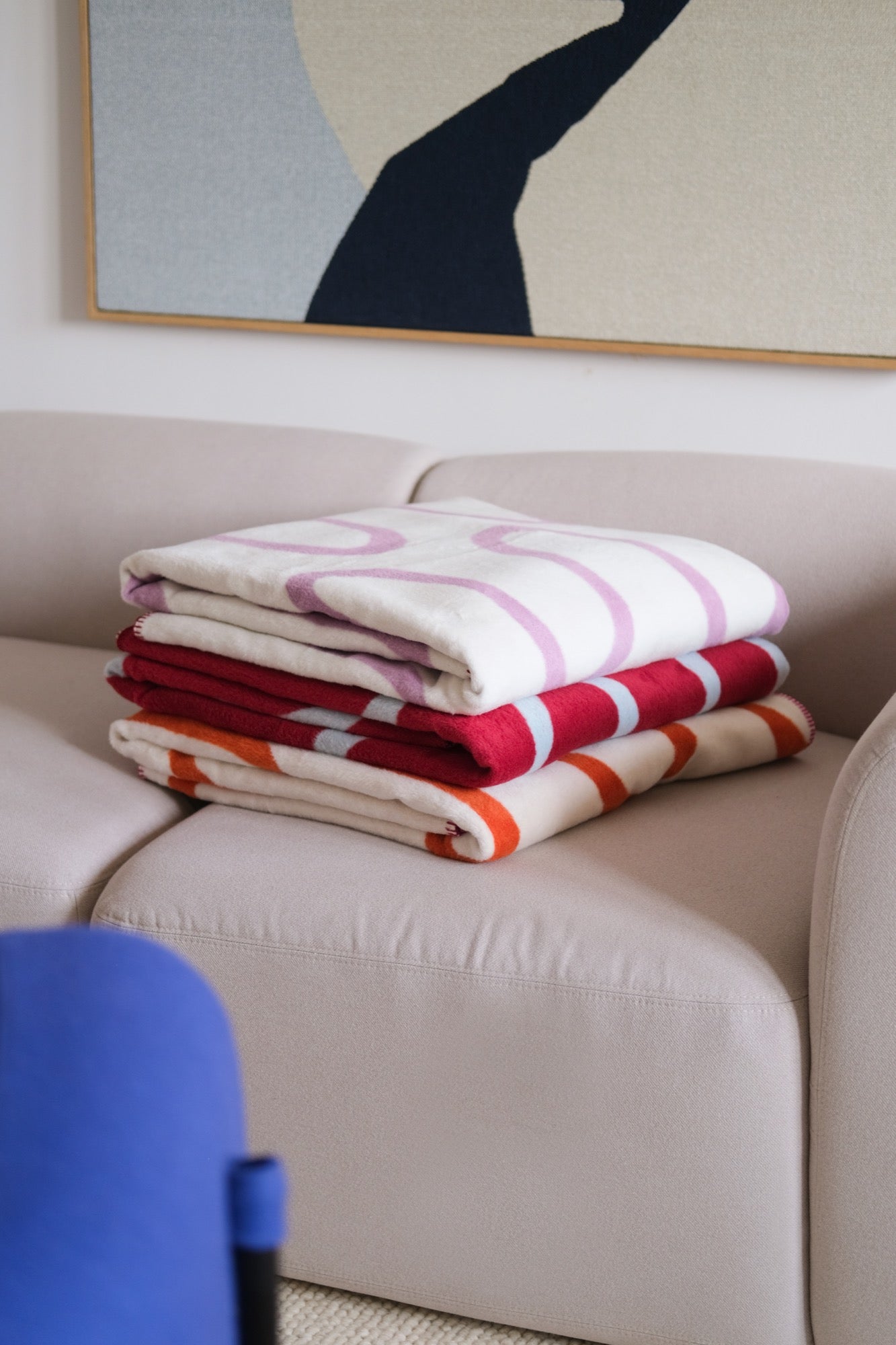 Soft and Cozy Swirl Throw Blanket - Lilac & Cream Beige Plush Fleece - Perfect for Sofa, Bed, or Gift Giving