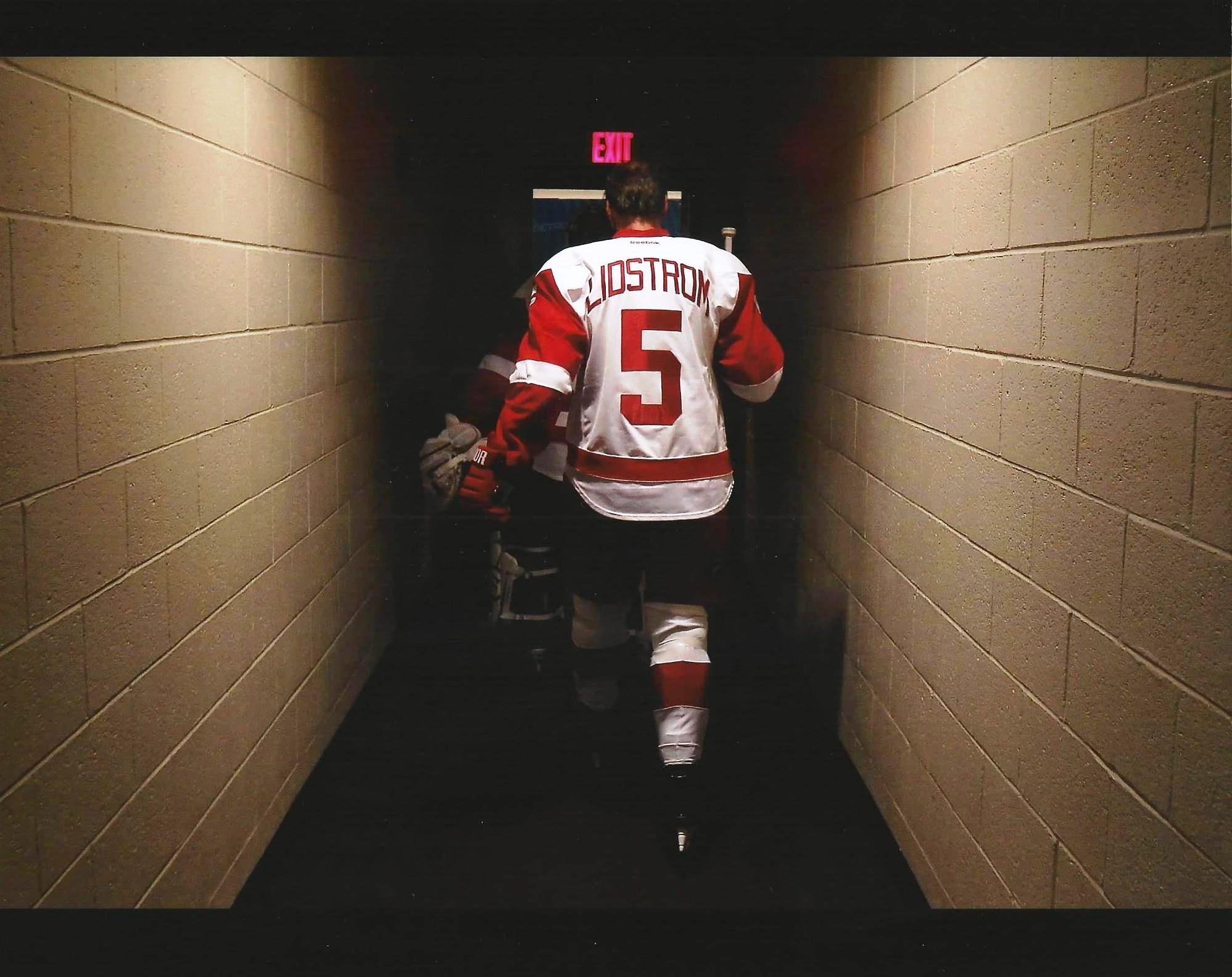 Authentic Nicklas Lidstrom Detroit Red Wings Hockey Photo - Perfect for Sports Memorabilia Collectors & Fans - Great for Man Cave, Game Room, or Office Decor