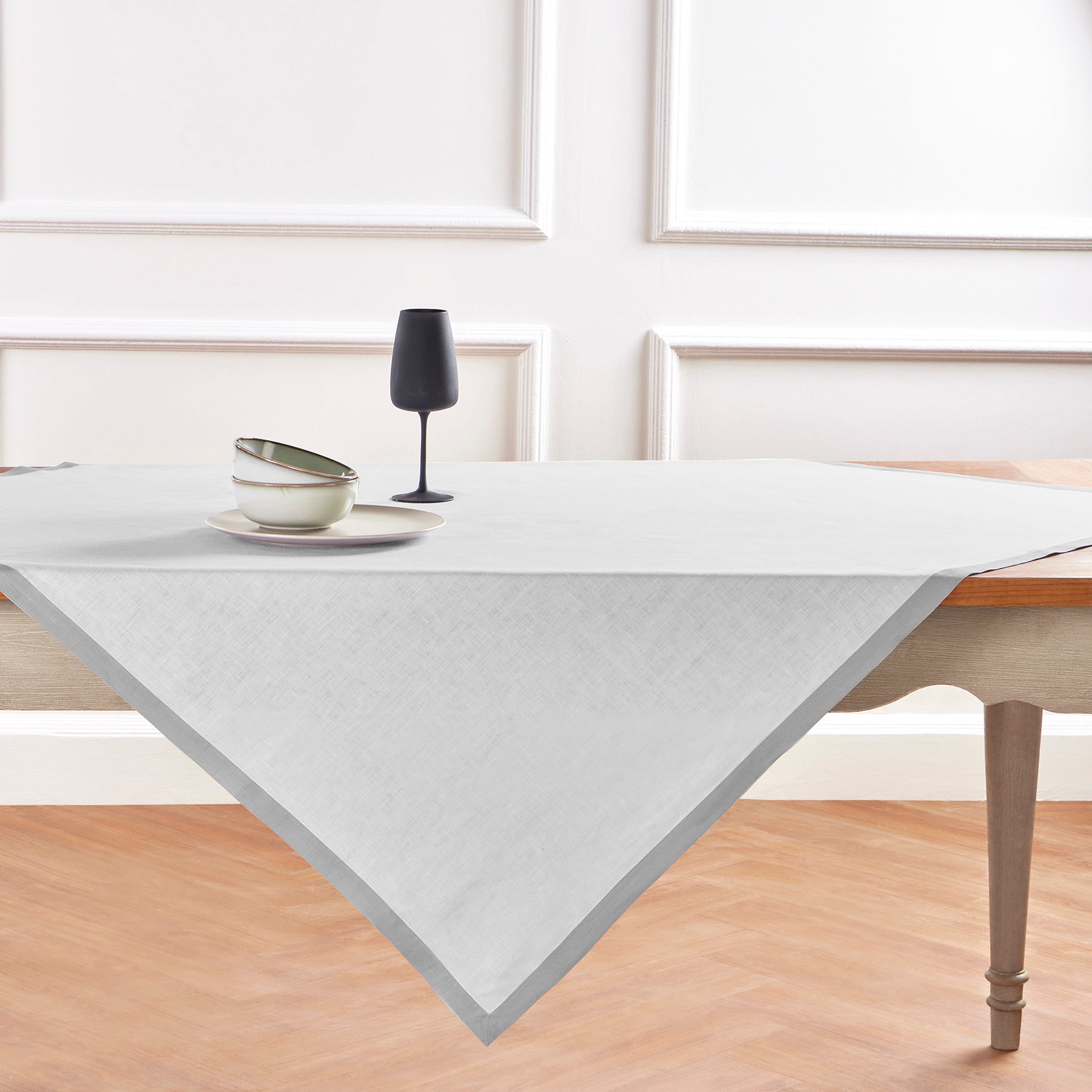 Classic Table Throw - Elegant and Durable Table Cover for Dining, Parties, and Home Decor | Perfect for Weddings, Holidays, and Everyday Use
