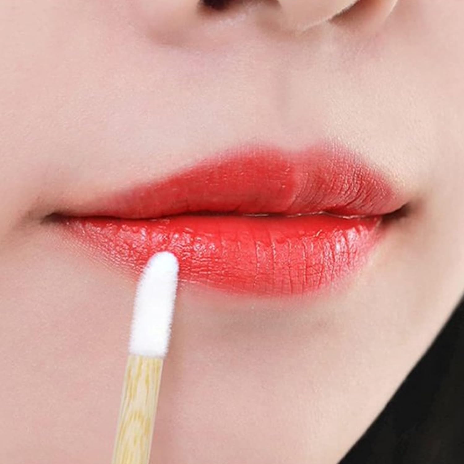 BANIRA Disposable Wooden Lip Brushes - 50 Pack for Lip Filler, Lipstick & Lip Gloss Application - White Salon & Home Use - Perfect for Makeup Artists, Beauty Salons and Personal Lip Care