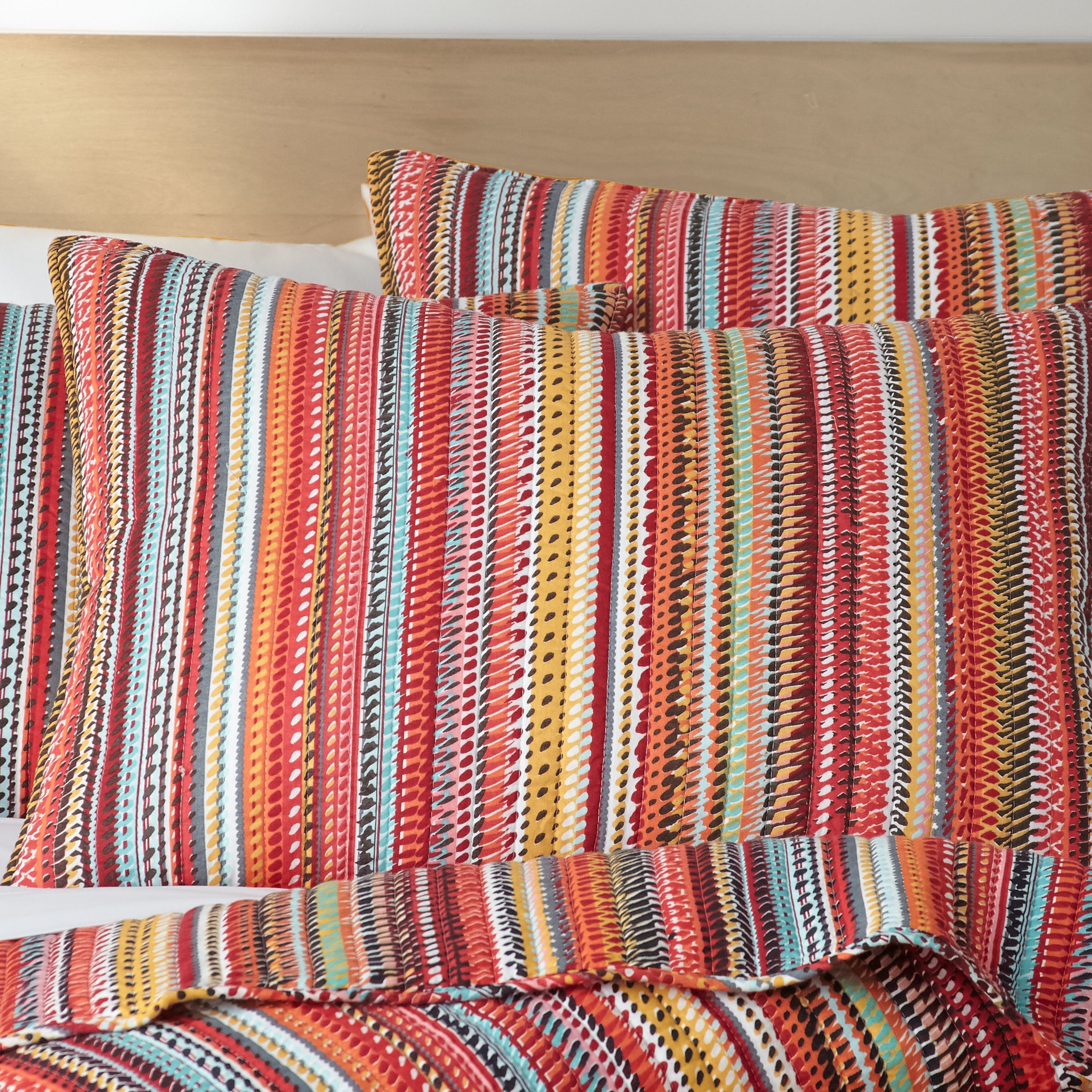 Uluru Stripe Quilt Set - Queen Size 3-Piece Bedding Set with Soft Microfiber, Breathable & Cozy - Perfect for Master Bedroom, Guest Room & Dorm Decor