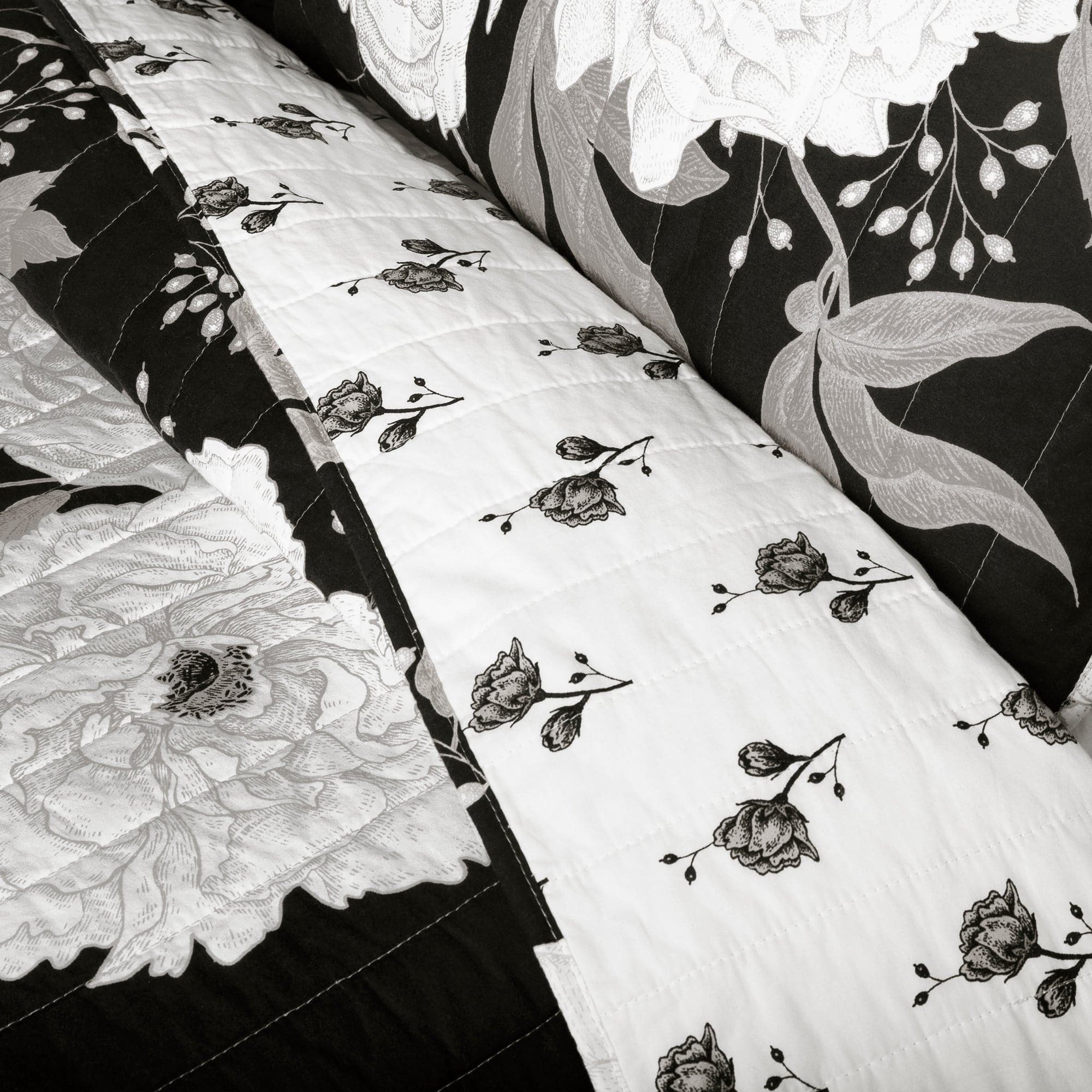 Zinnia Floral 3-Piece Quilt Set - Queen Size Bedding, Soft Microfiber Comforter with Matching Pillow Shams - Perfect for Master Bedroom, Guest Room & Cozy Home Decor