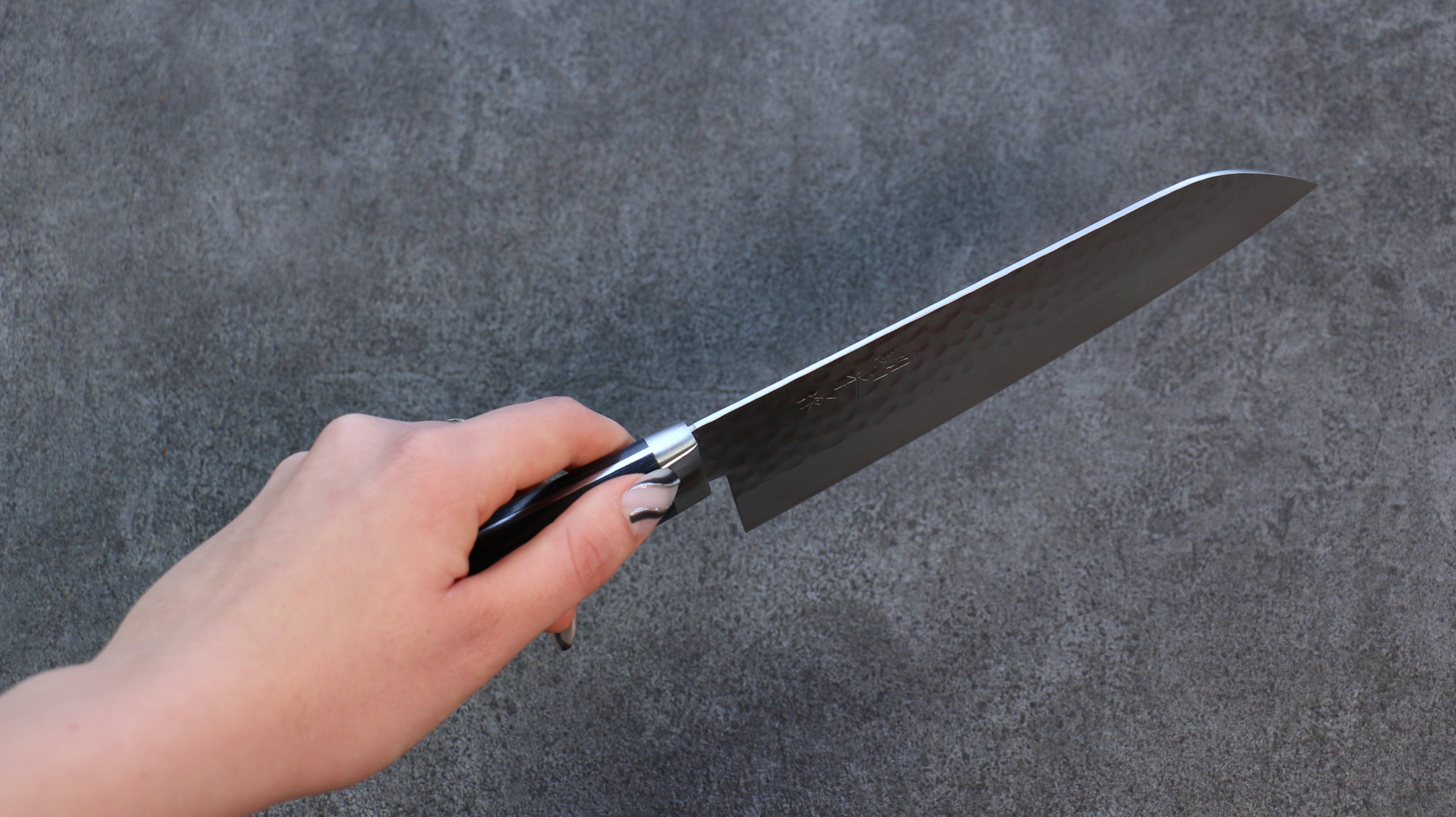 Kunihira VG1 Hammered Santoku Knife 170mm - Japanese Chef Knife with Navy Blue Pakkawood Handle - Perfect for Slicing, Dicing & Chopping Vegetables, Meat & Fish