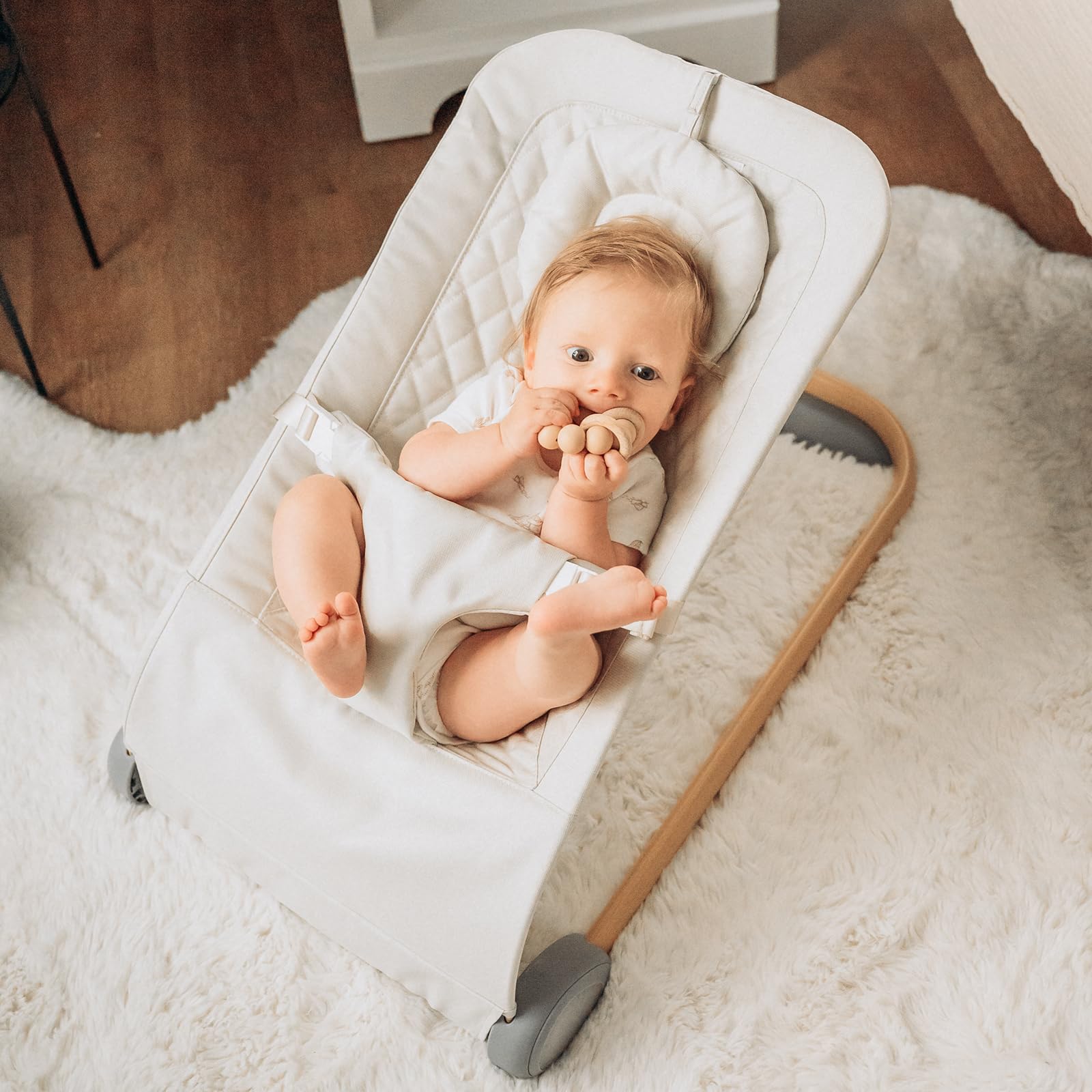 **Beige Baby Bouncer Seat – Portable & Ergonomic Infant Rocker for Newborns up to 20 lbs – Perfect for Soothing, Playtime & Travel**