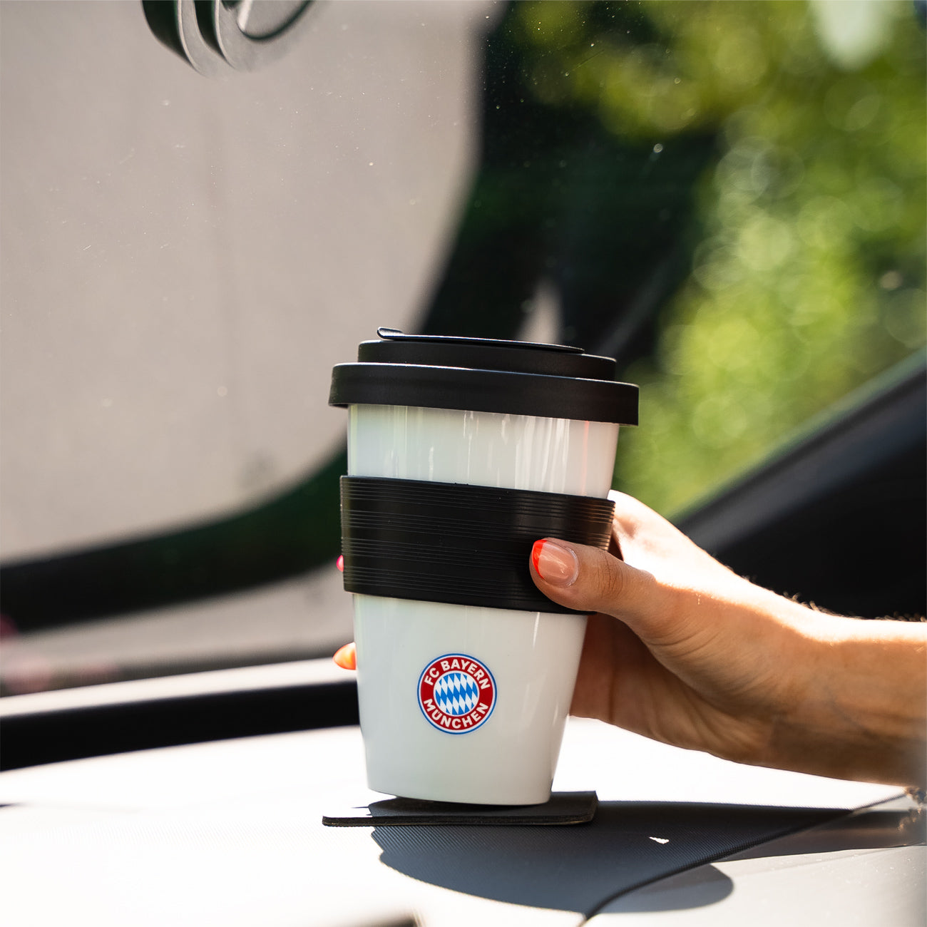 FC Bayern Munich Travel Mug with Lid - Insulated Porcelain Coffee Cup with Magnet for Car, Office & Outdoor Use