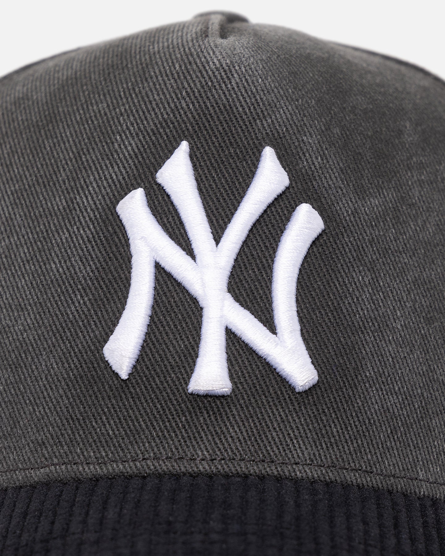 New York Yankees 'Apollo Corduroy' Snapback Hat - 47 Brand Black Adjustable Baseball Cap for Men & Women - Perfect for Baseball Games, Streetwear Fashion & Casual Outfits