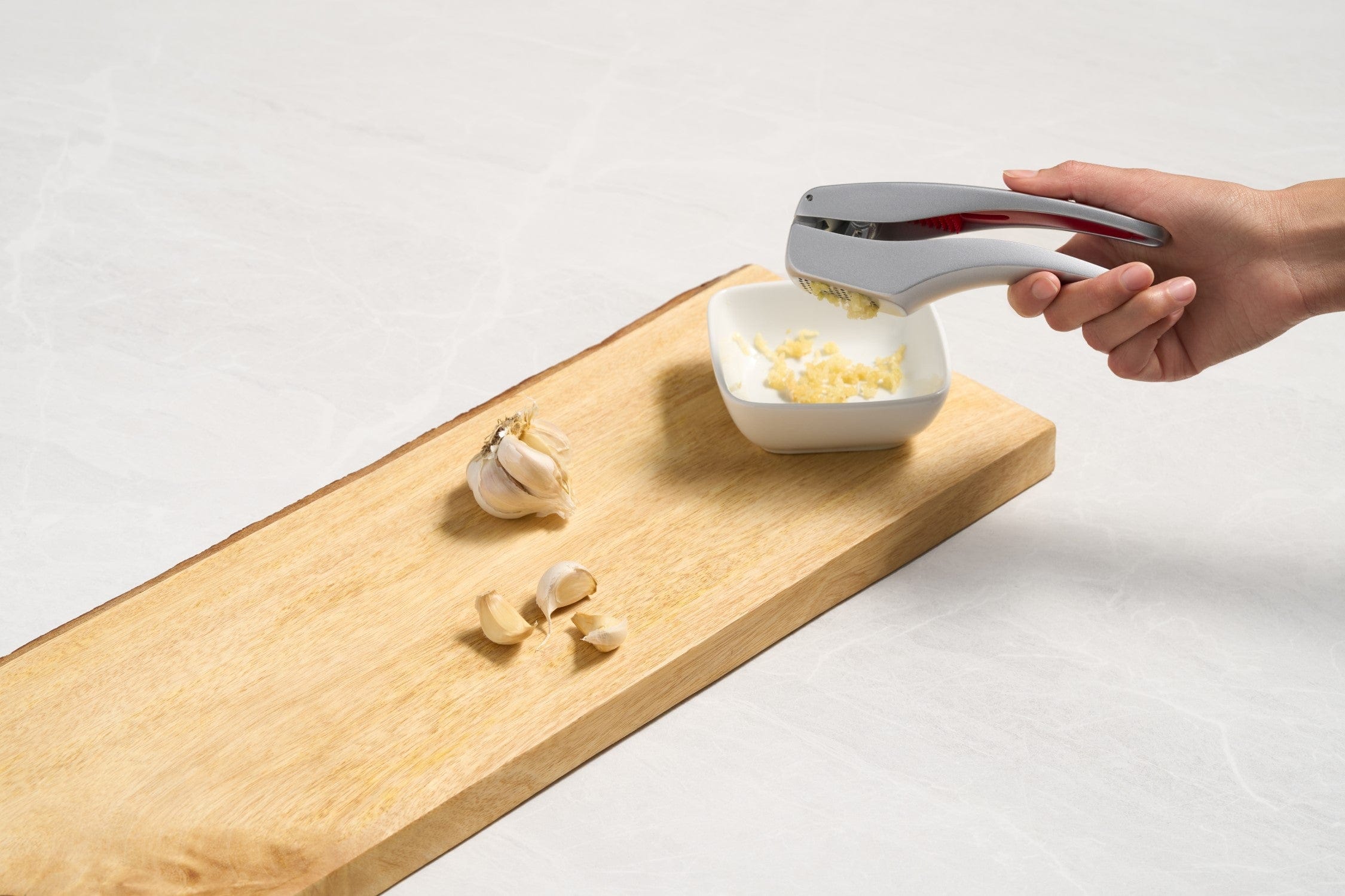 Zyliss Susi 3-in-1 Garlic Press with Built-in Cleaner - Stainless Steel Garlic Crusher, Mincer and Peeler - Perfect for Cooking, Baking & Meal Prep
