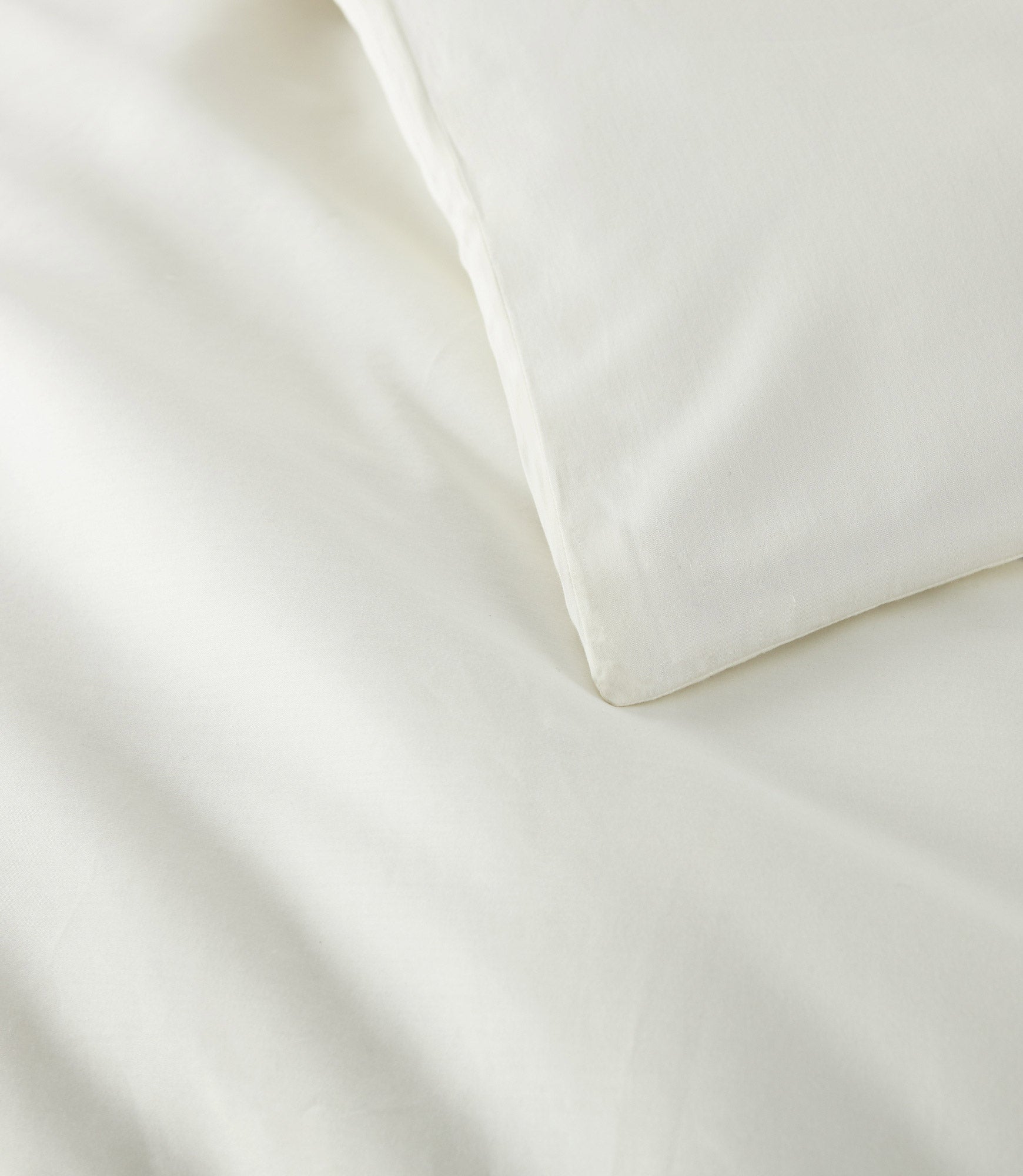 Clara Sateen Duvet Cover Set - Soft & Luxurious 100% Cotton Bedding - Queen Size (Includes Duvet Cover & Pillowcases) - Perfect for Master Bedroom, Guest Room & Hotel Stays