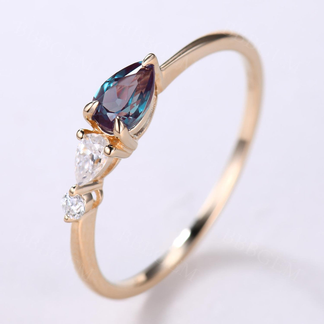 Exquisite Alexandrite & Moissanite Three-Stone Engagement Ring in Rose Gold – Perfect for Proposals, Anniversaries, and Special Occasions