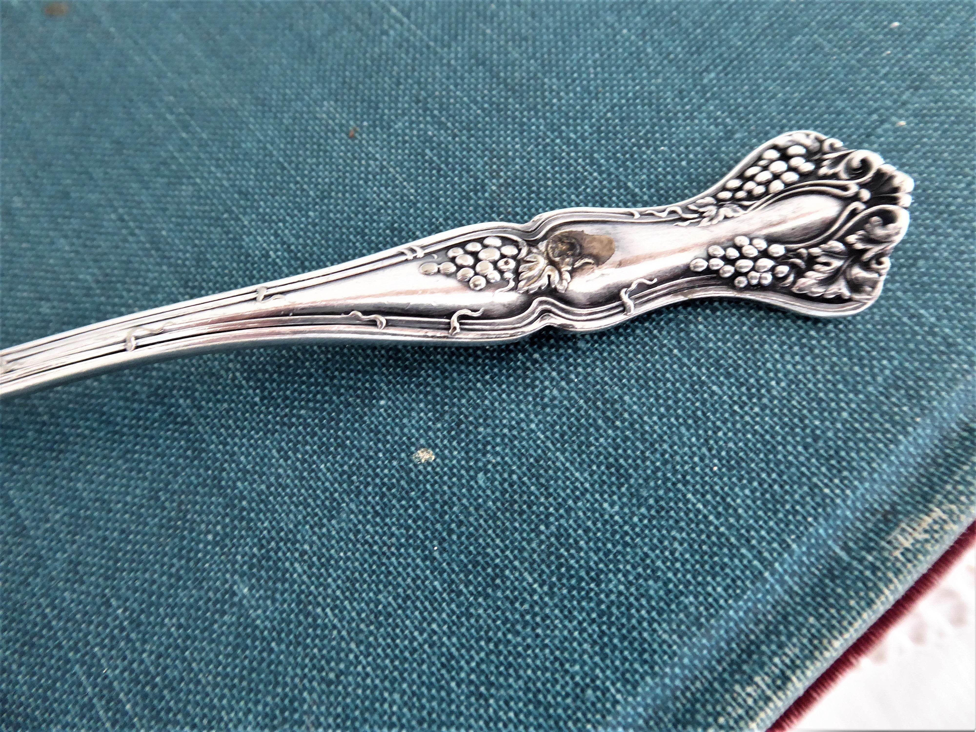 Vintage Rogers 1847 Grape Harvest Gravy Ladle - Silver Plated Serving Spoon from 1904 - Perfect for Thanksgiving Dinner & Antique Tableware Collection