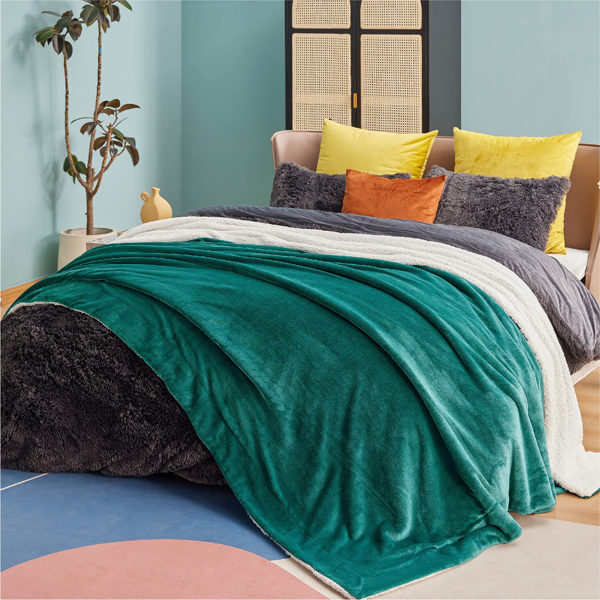 Bedsure Sherpa Fleece Blankets King Size 108x90 Inches - Ultra Soft & Warm Plush Blanket for Winter, Bed, Couch, Sofa - Cozy Home Decor in Forest Green - Perfect for Cold Nights, Movie Time & Gift Giving
