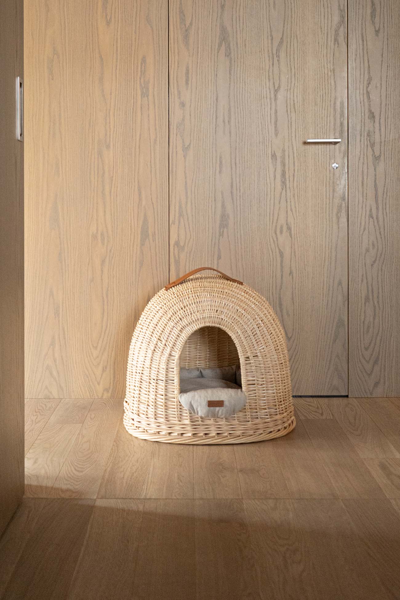 Premium Insulated Dog House for Small to Medium Dogs - Weatherproof Outdoor Pet Shelter for Year-Round Use - Perfect for Backyard, Patio & Camping Trips