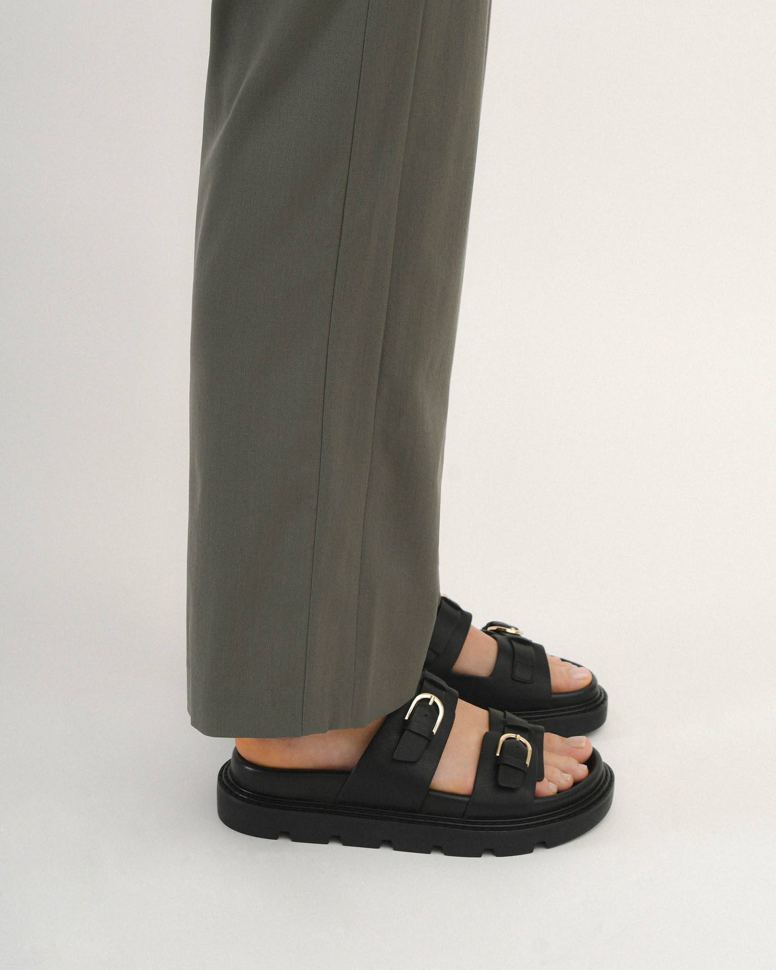 VICHY Women's Flat Sandals - Black Leather Comfortable Slip-On Shoes for Casual Wear, Walking & Beach Outfits