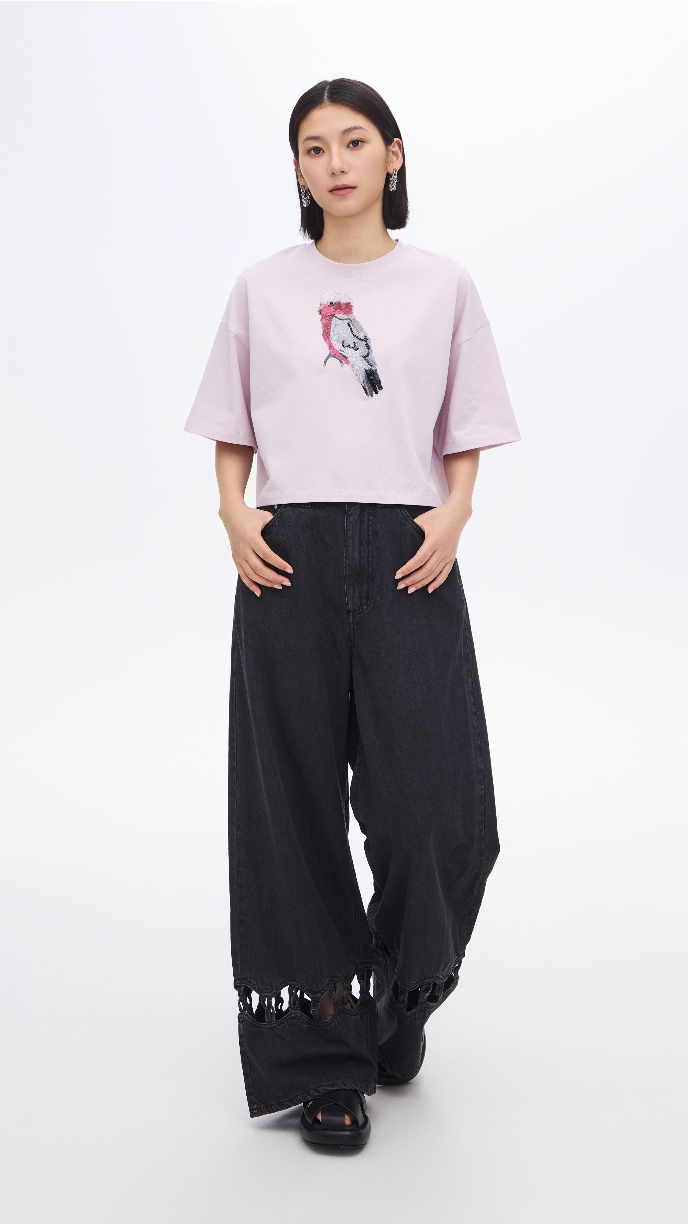 Trendy Cropped Parrot Graphic Embroidery T-Shirt for Women | Cute Animal Print Casual Top | Perfect for Summer Outfits & Beach Vacations